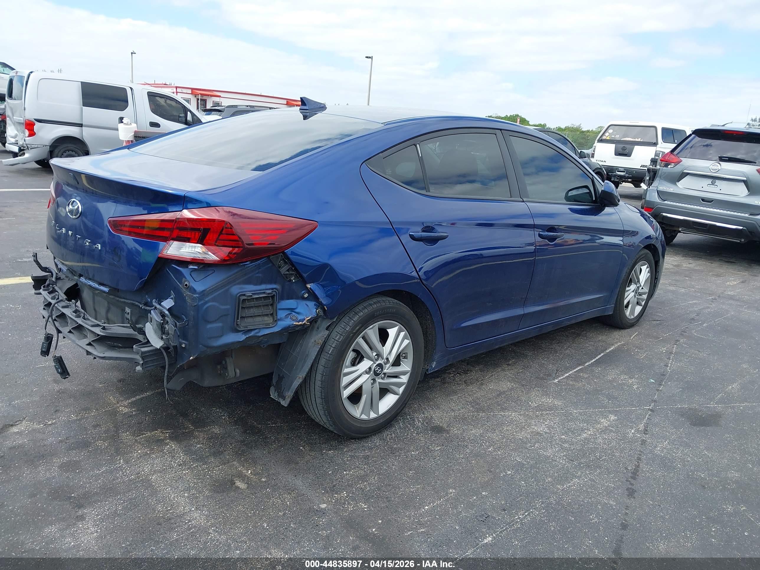 HYUNDAI ELANTRA image 4