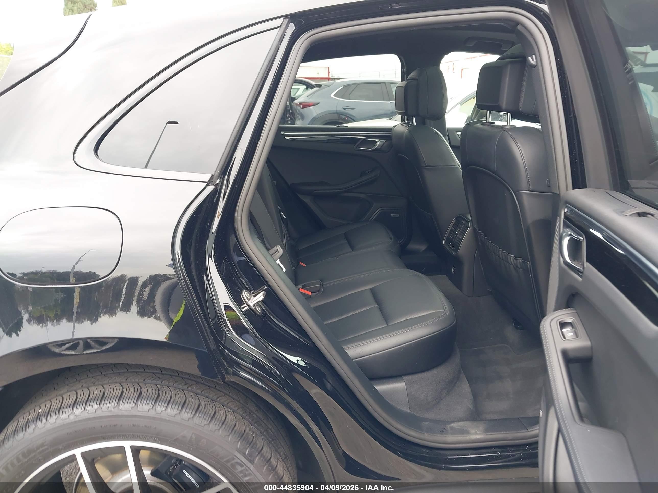 PORSCHE MACAN image 8