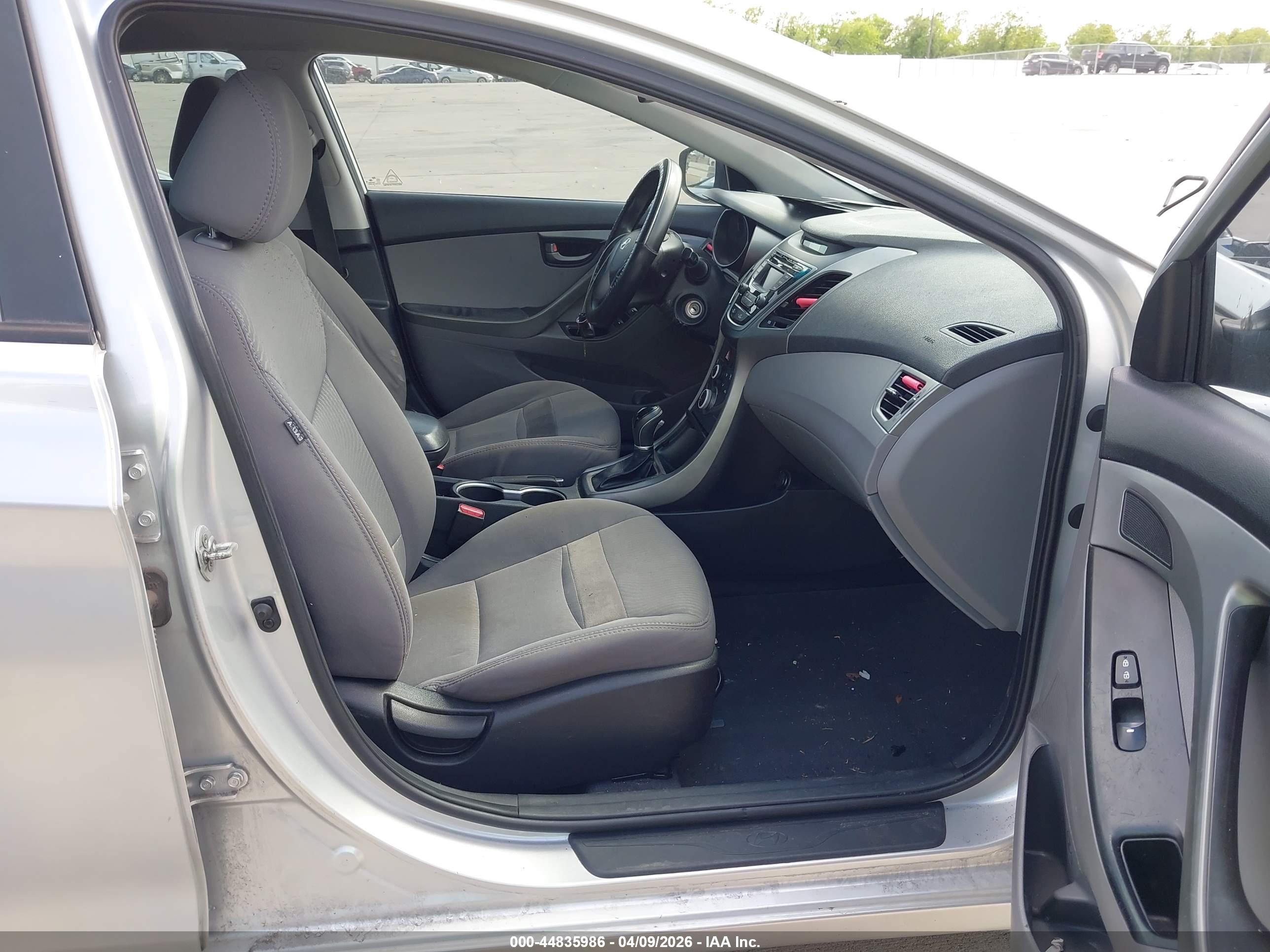 HYUNDAI ELANTRA image 5