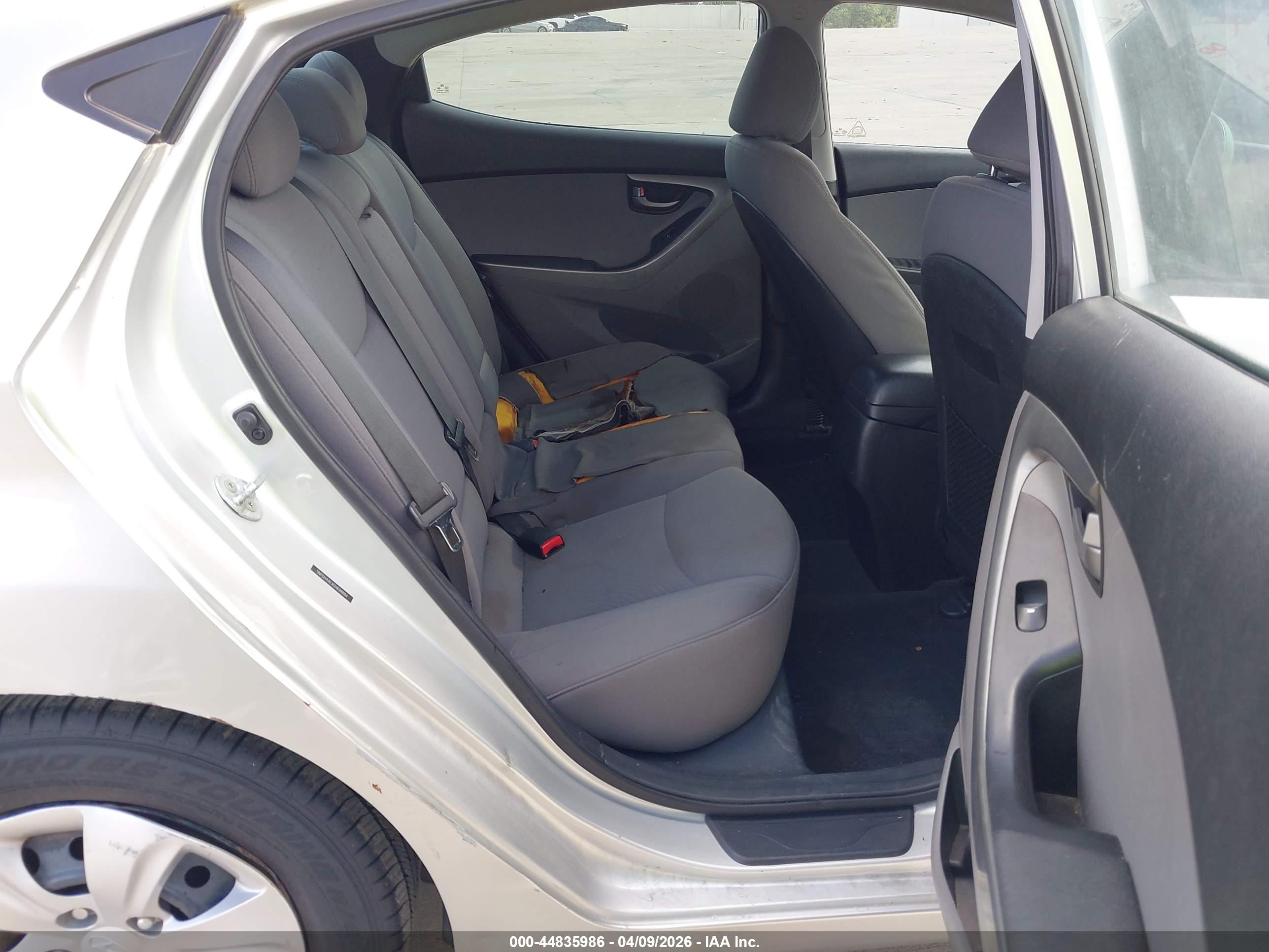 HYUNDAI ELANTRA image 8