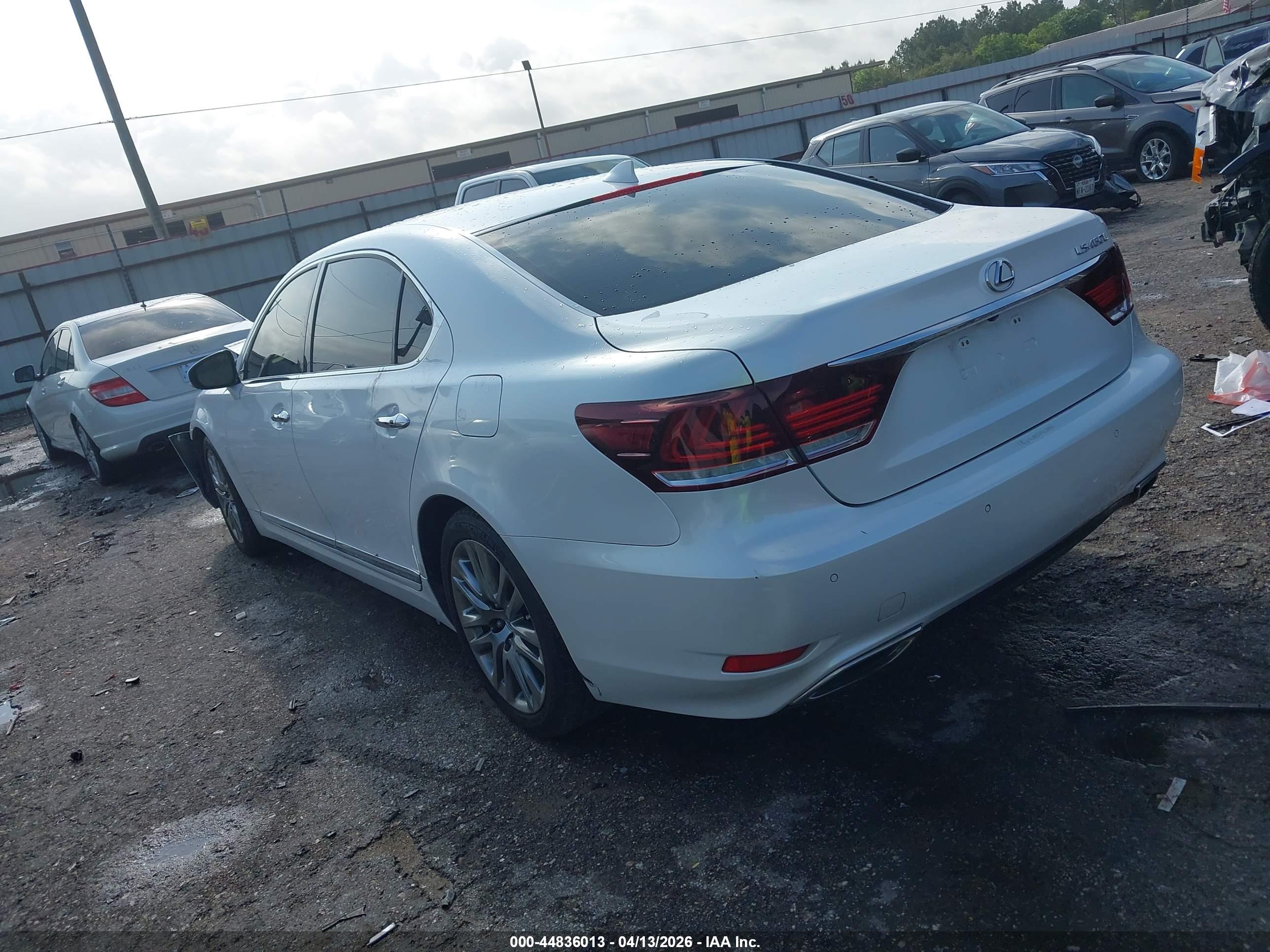 LEXUS LS image 3