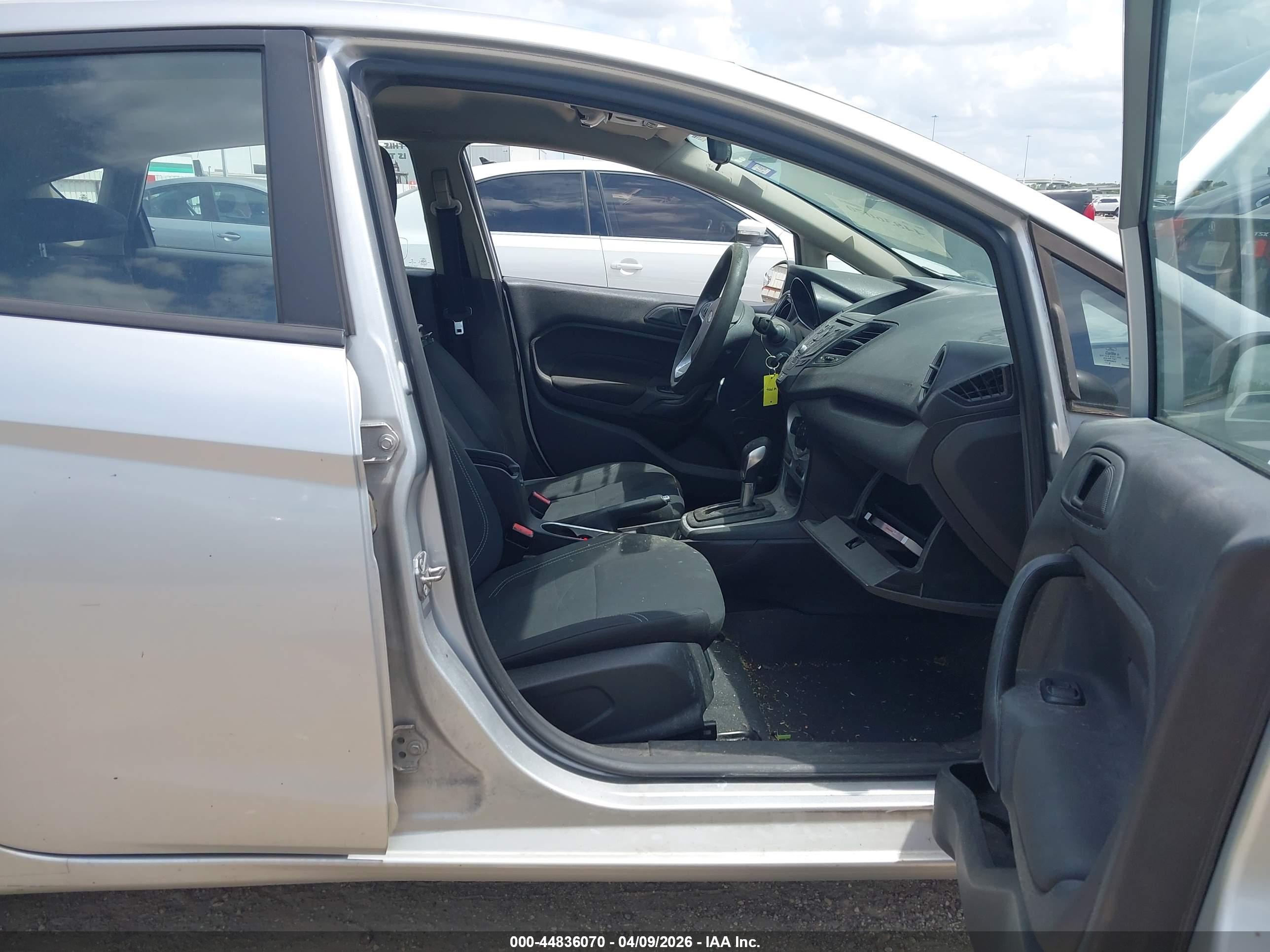 FORD FIESTA image 5