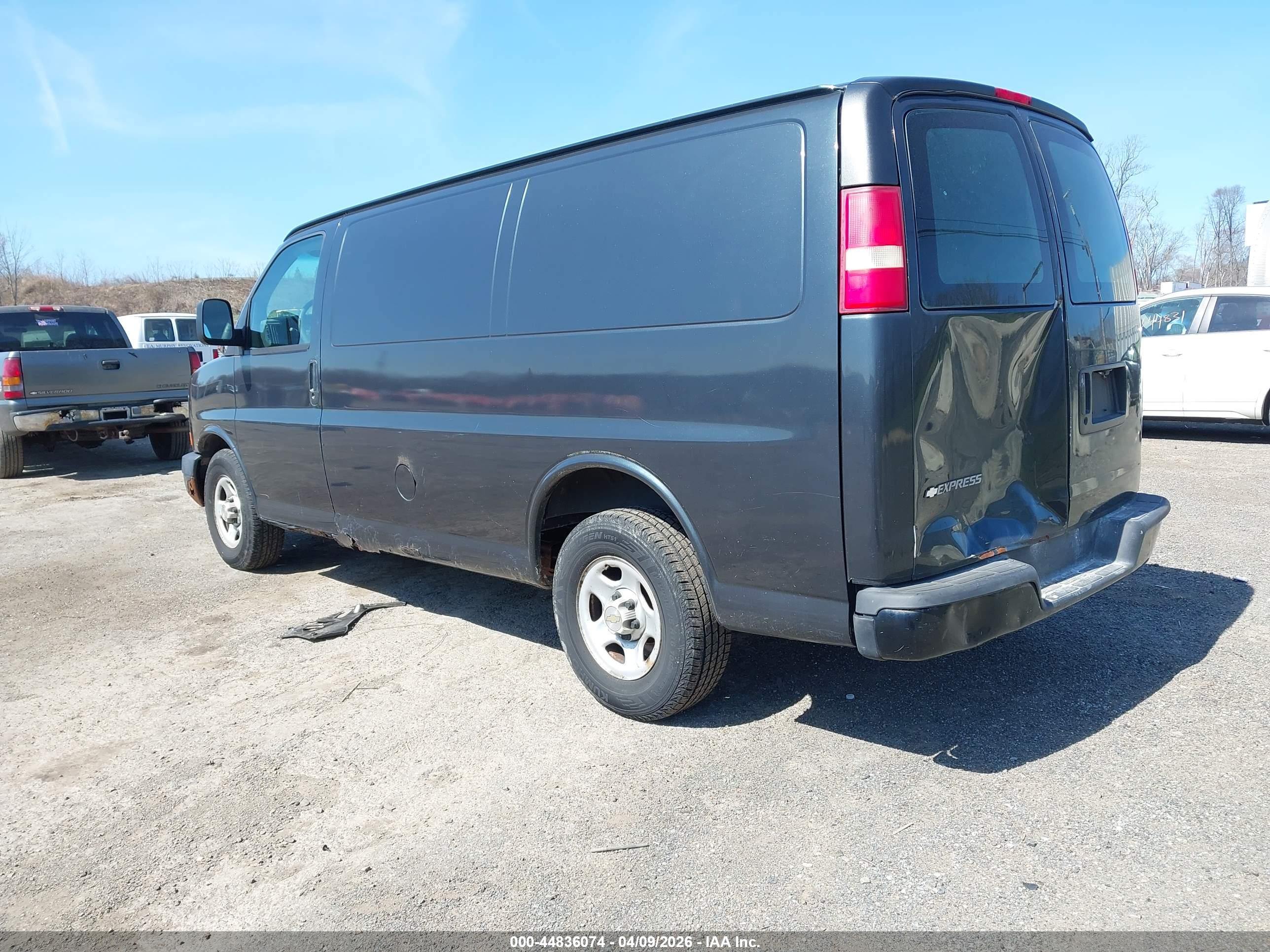 CHEVROLET EXPRESS image 3