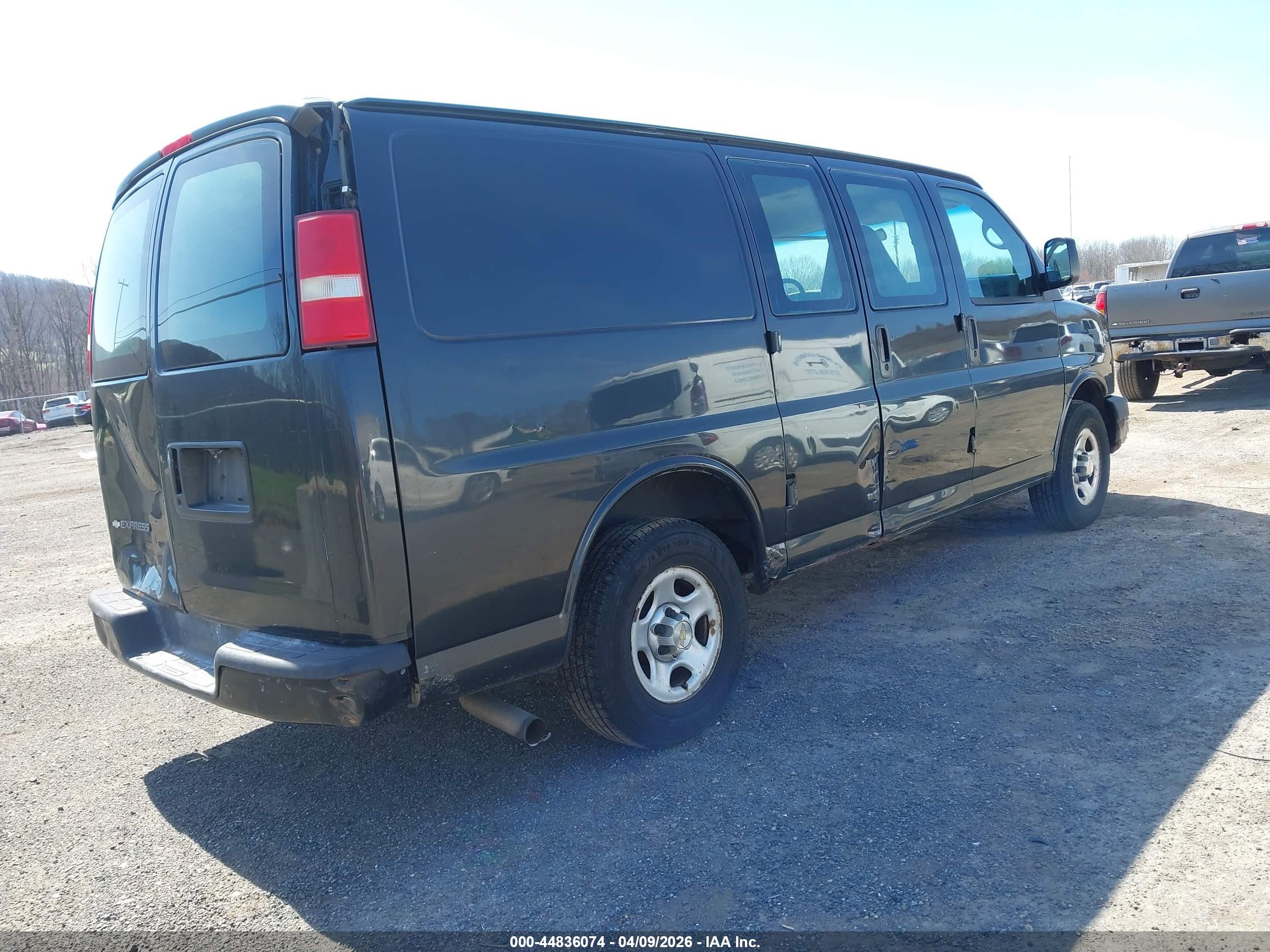 CHEVROLET EXPRESS image 4