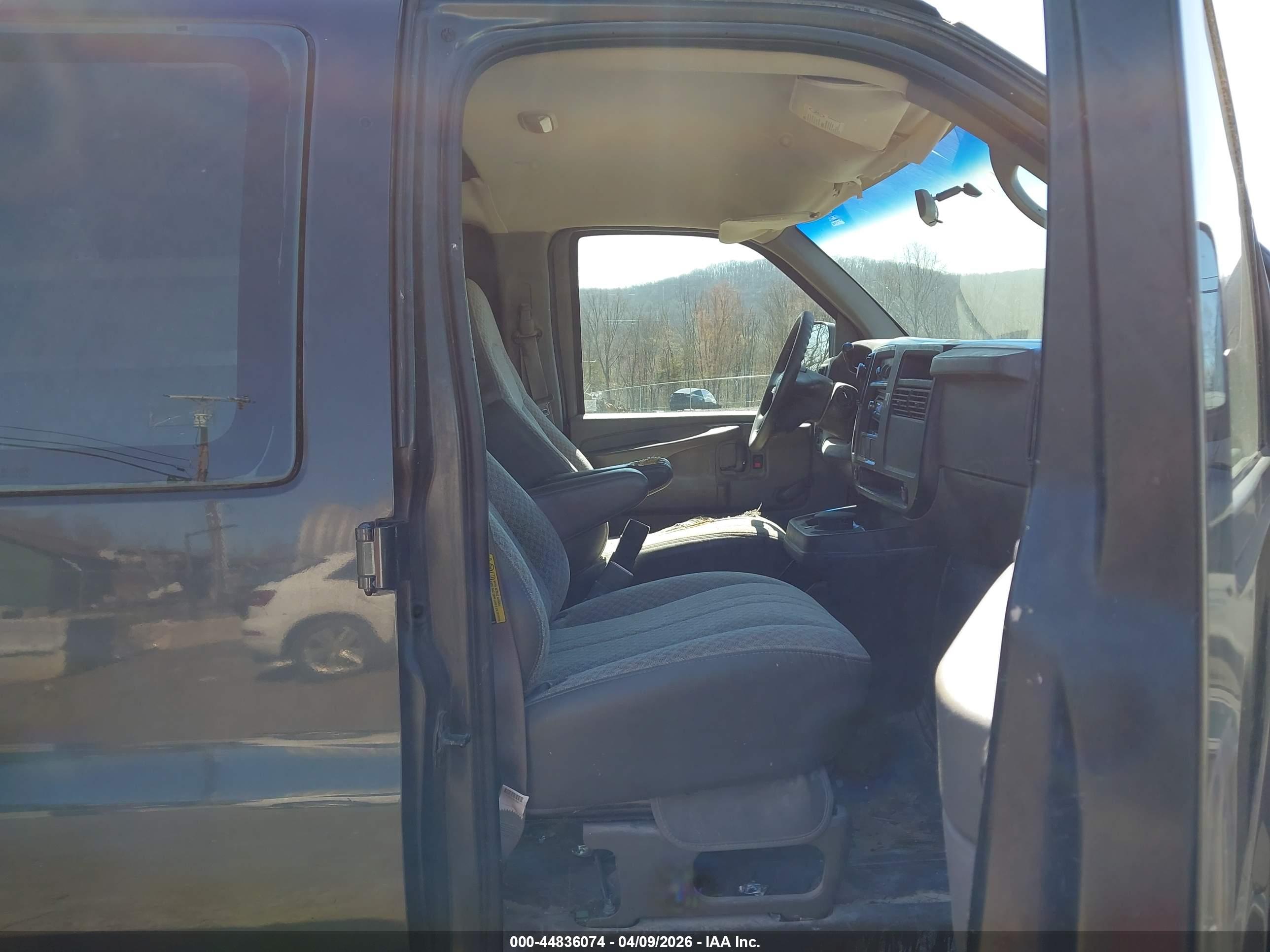 CHEVROLET EXPRESS image 5