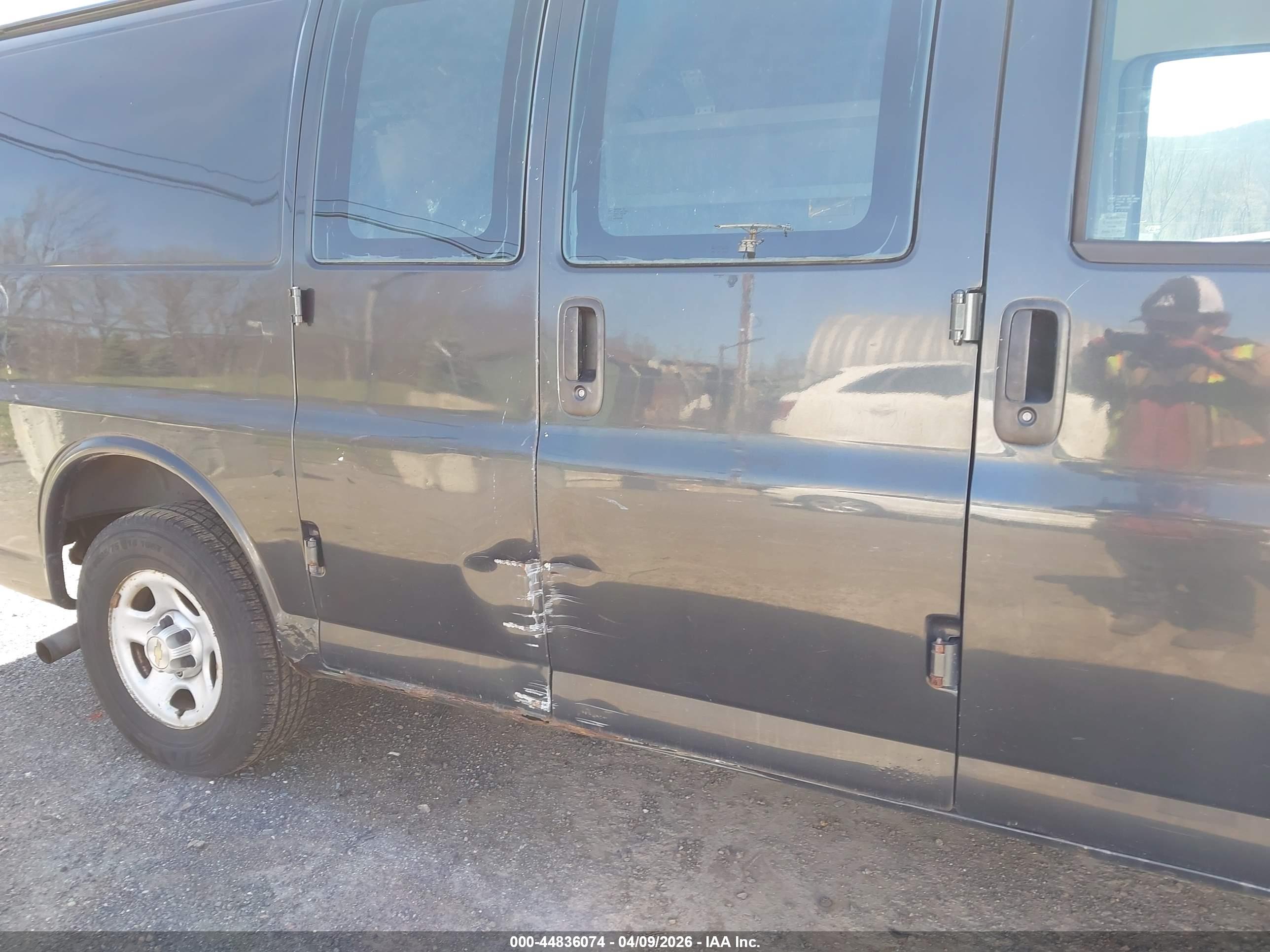 CHEVROLET EXPRESS image 6