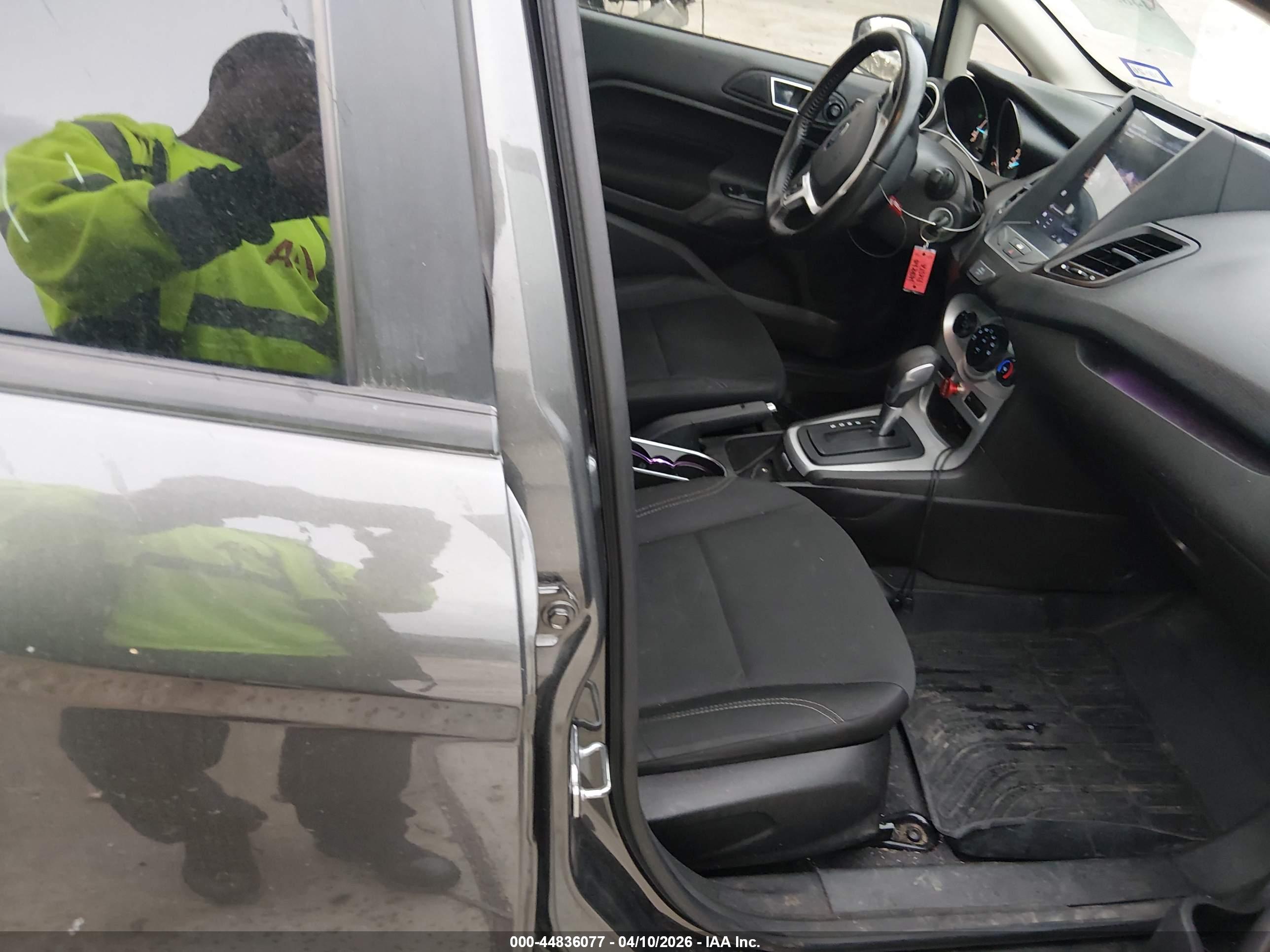 FORD FIESTA image 5