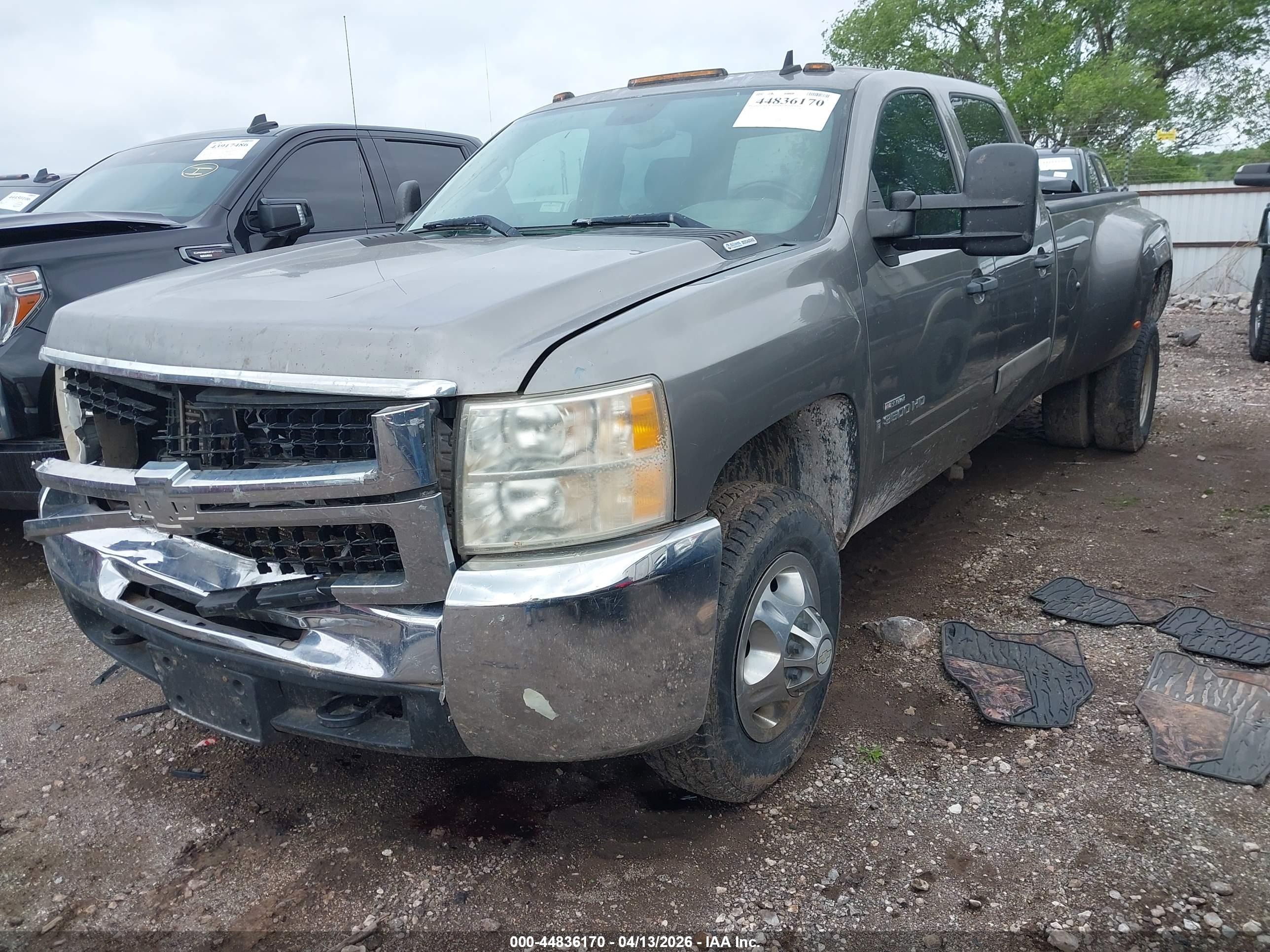 CHEVROLET SILVERADO image 2