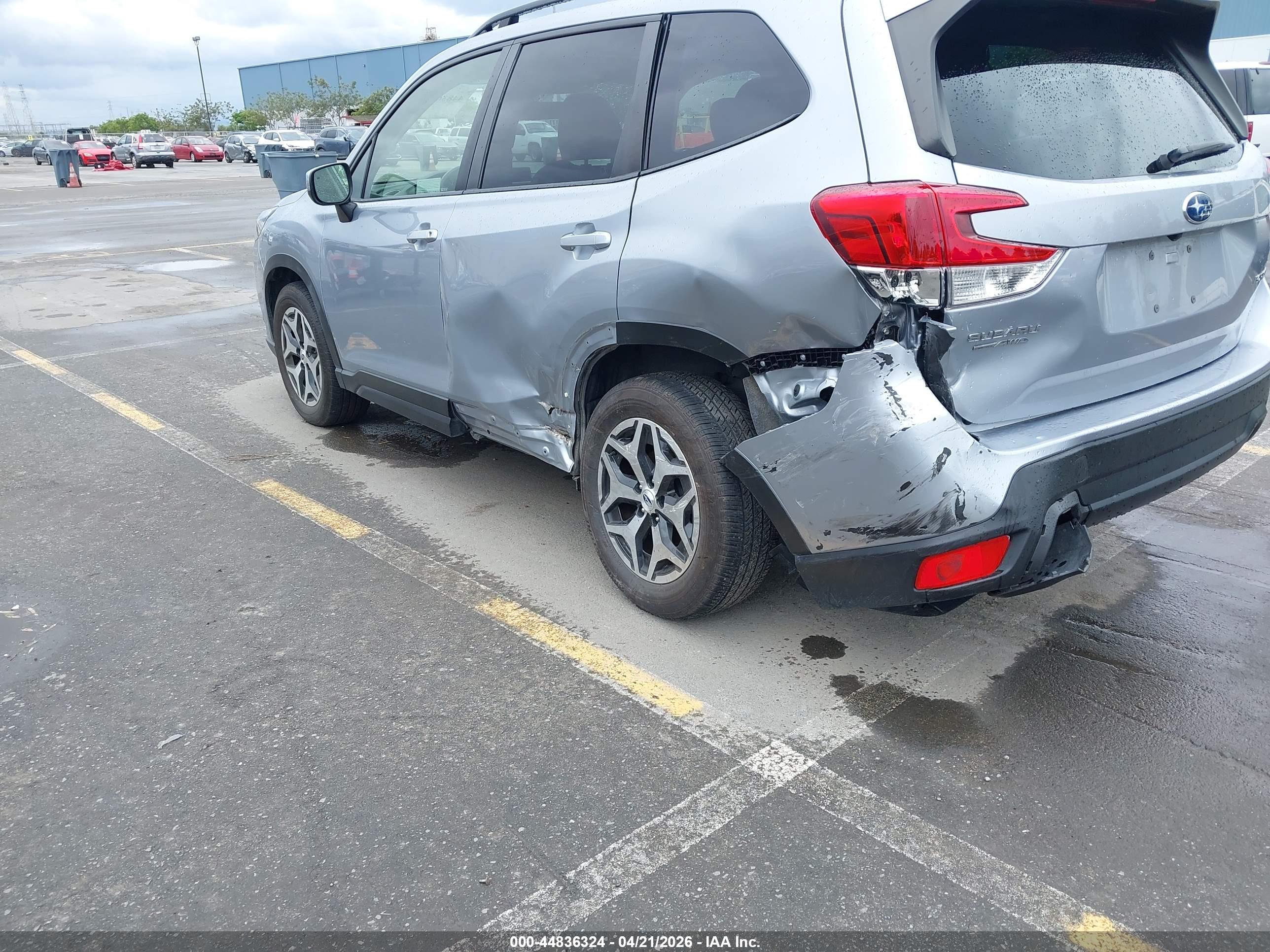 SUBARU FORESTER image 6