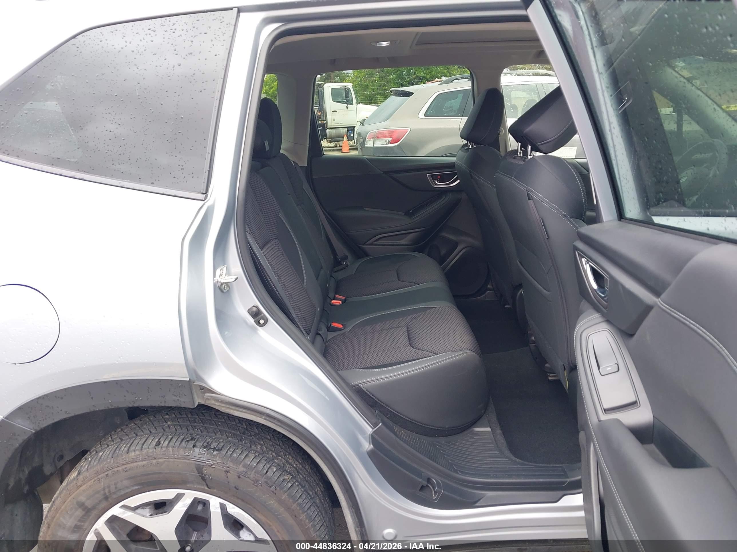 SUBARU FORESTER image 8
