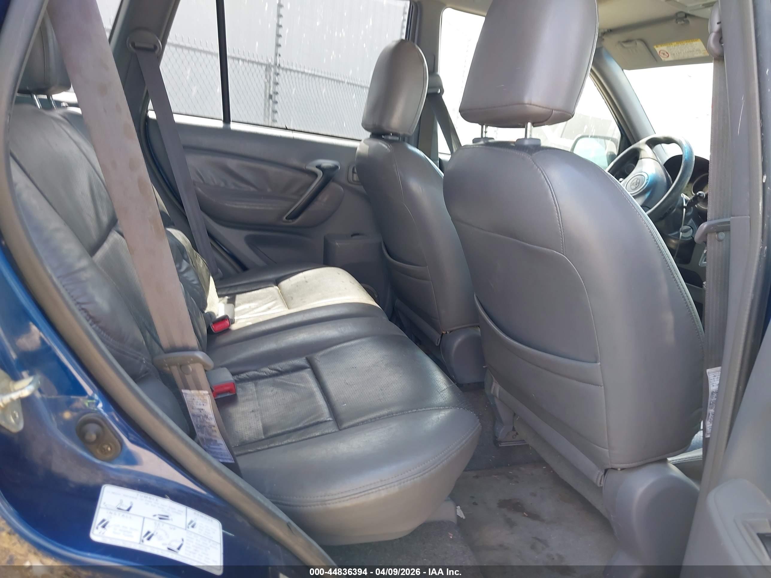 TOYOTA RAV4 image 8