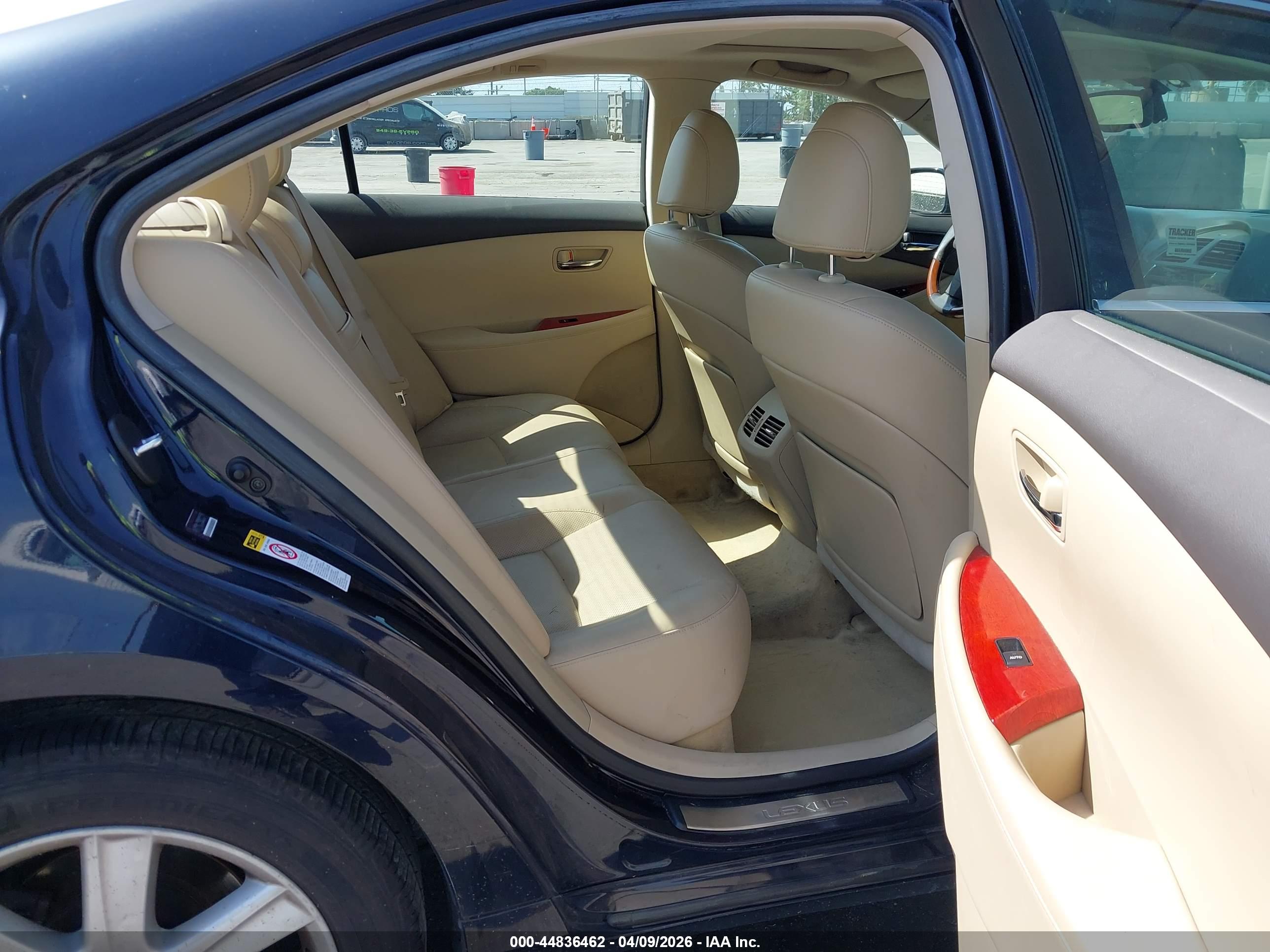 LEXUS ES image 8