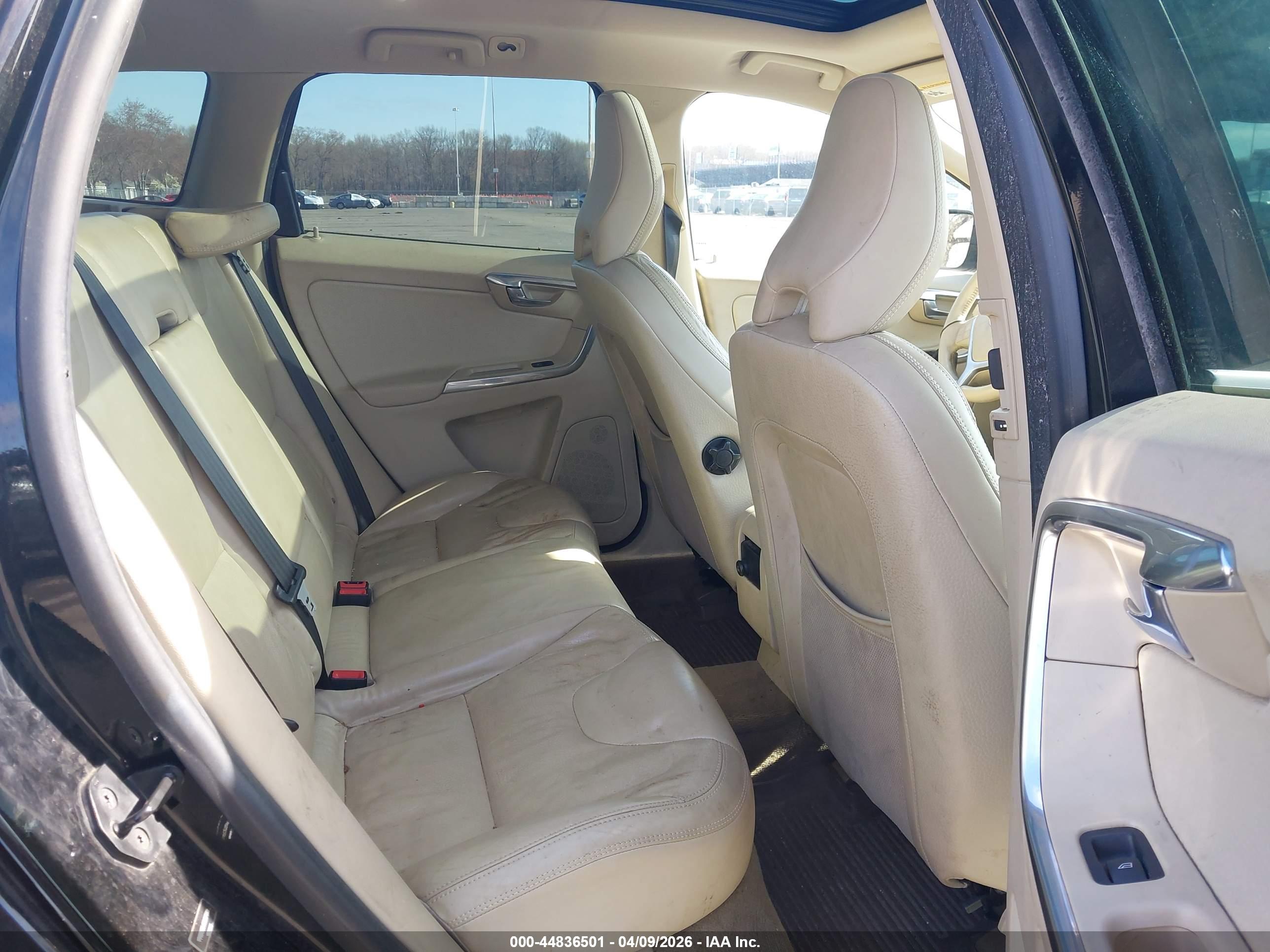 VOLVO XC60 image 8