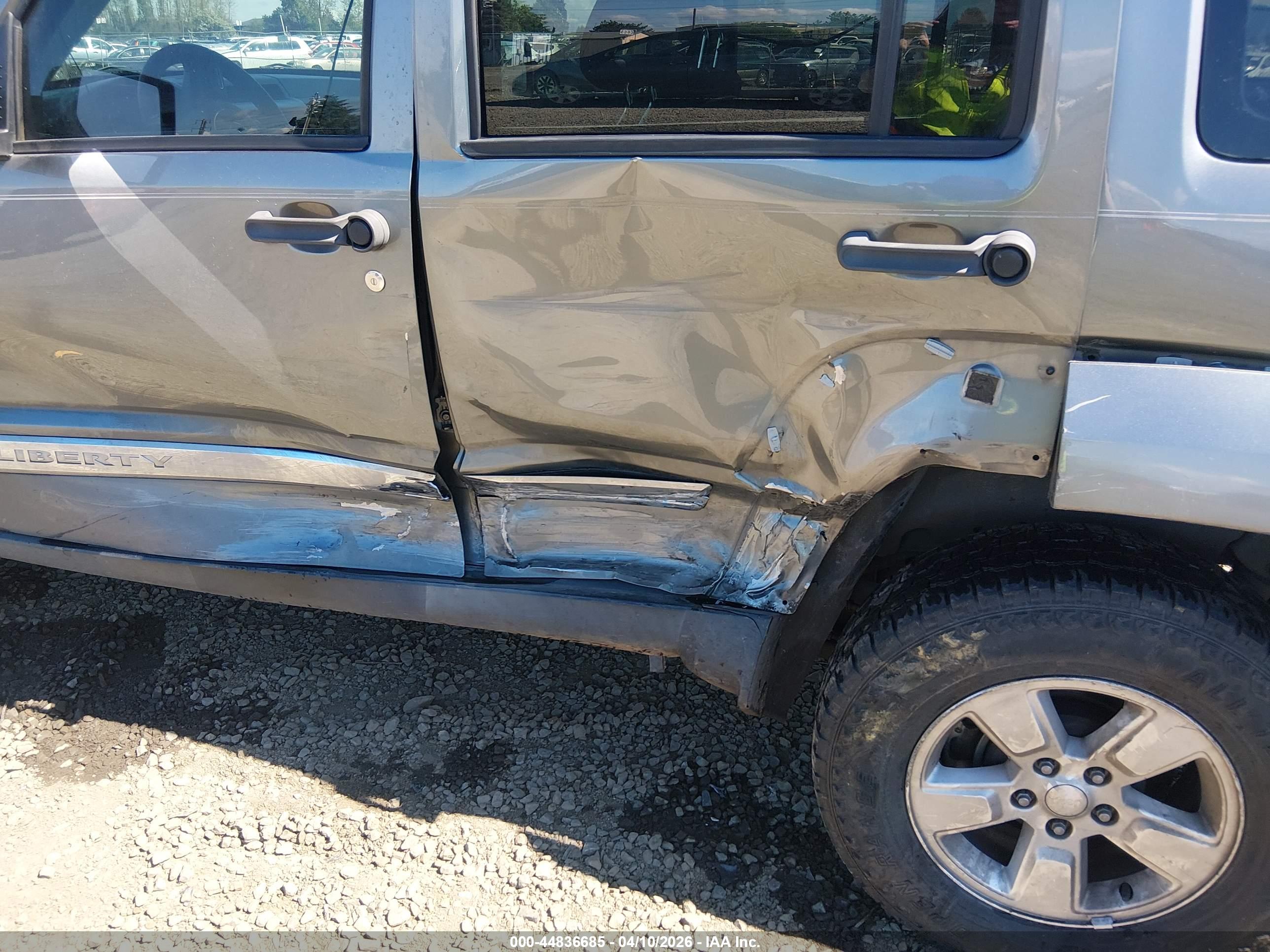 JEEP LIBERTY image 6