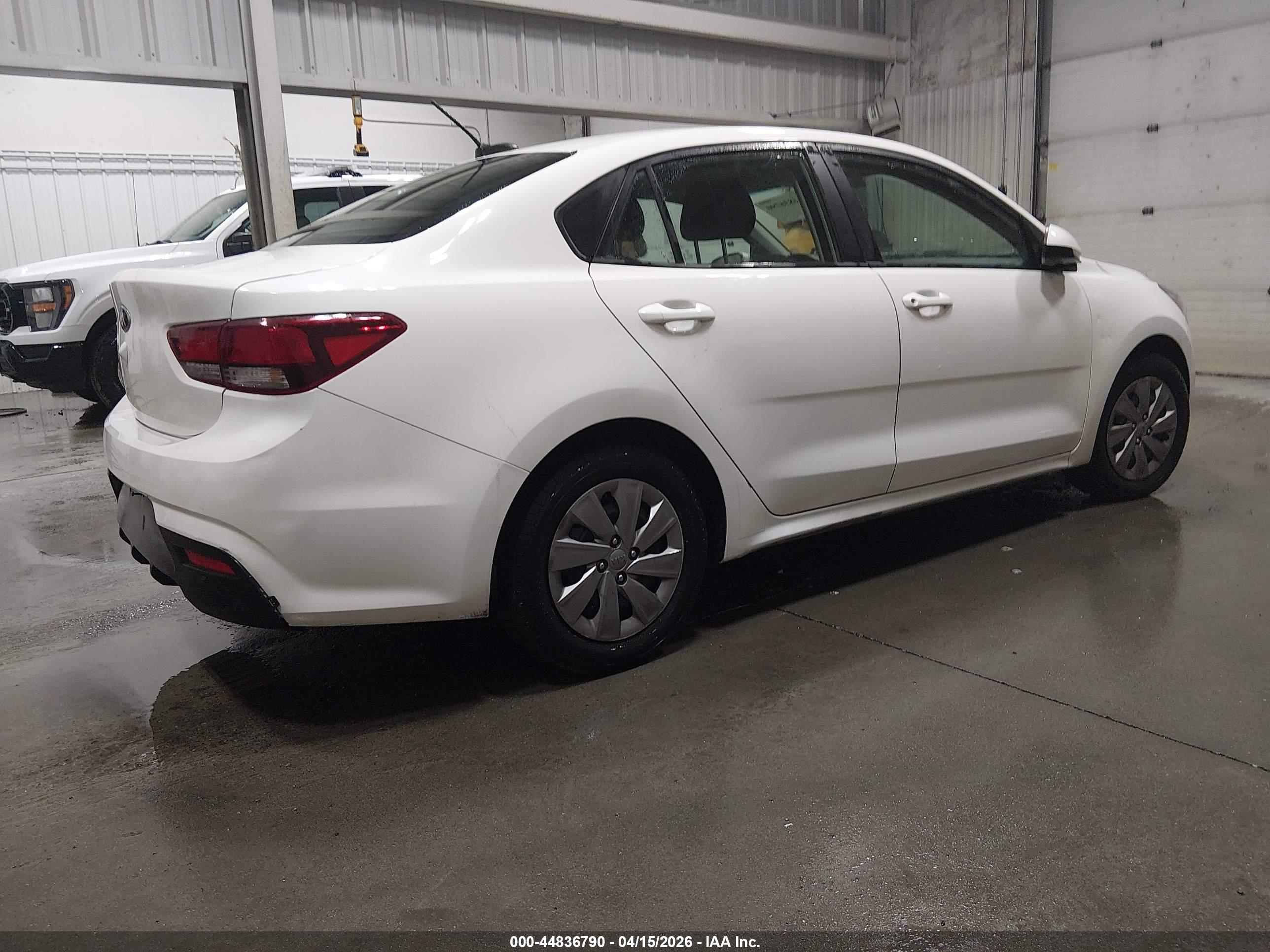 KIA RIO image 4