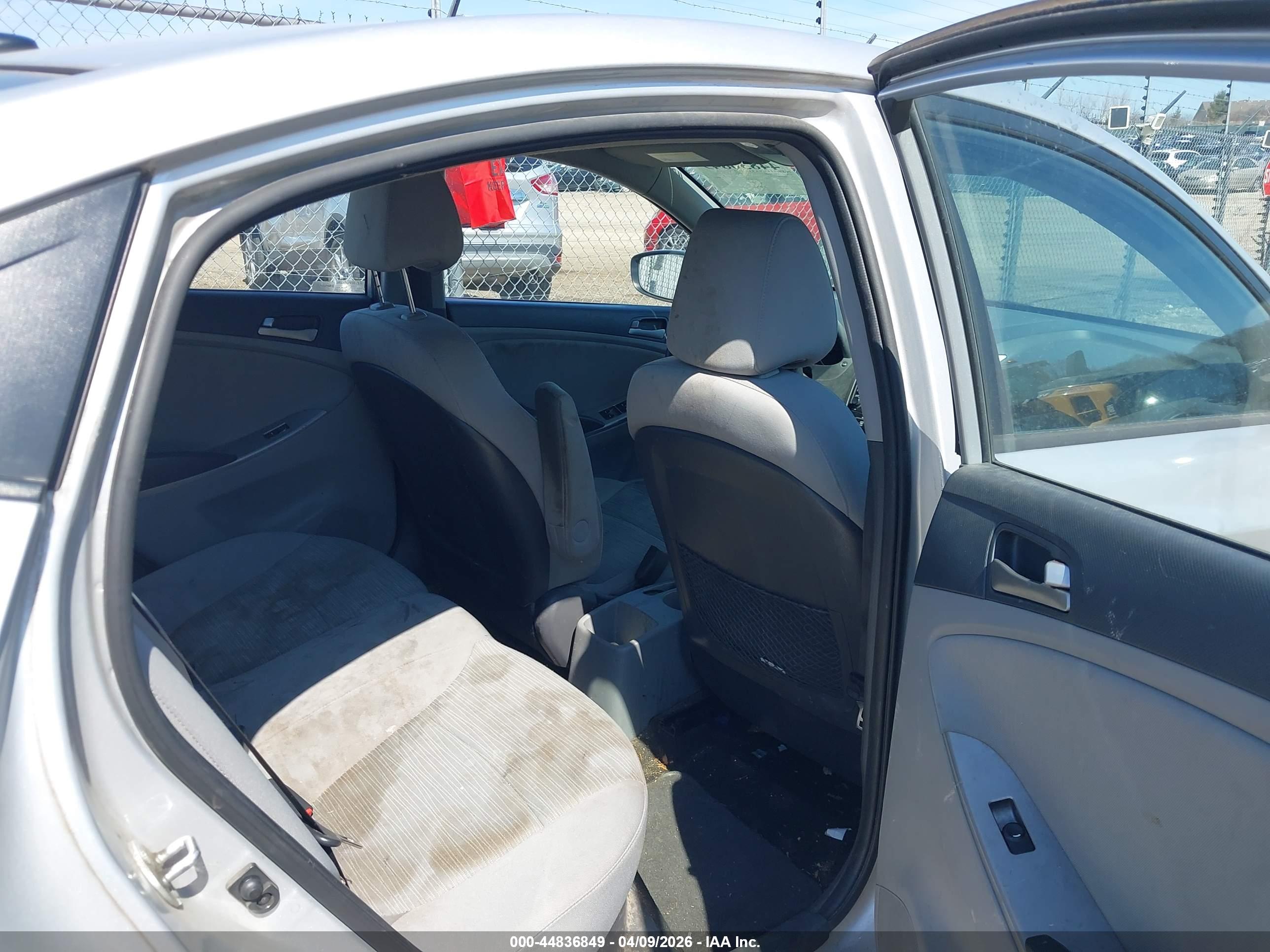 HYUNDAI ACCENT image 8