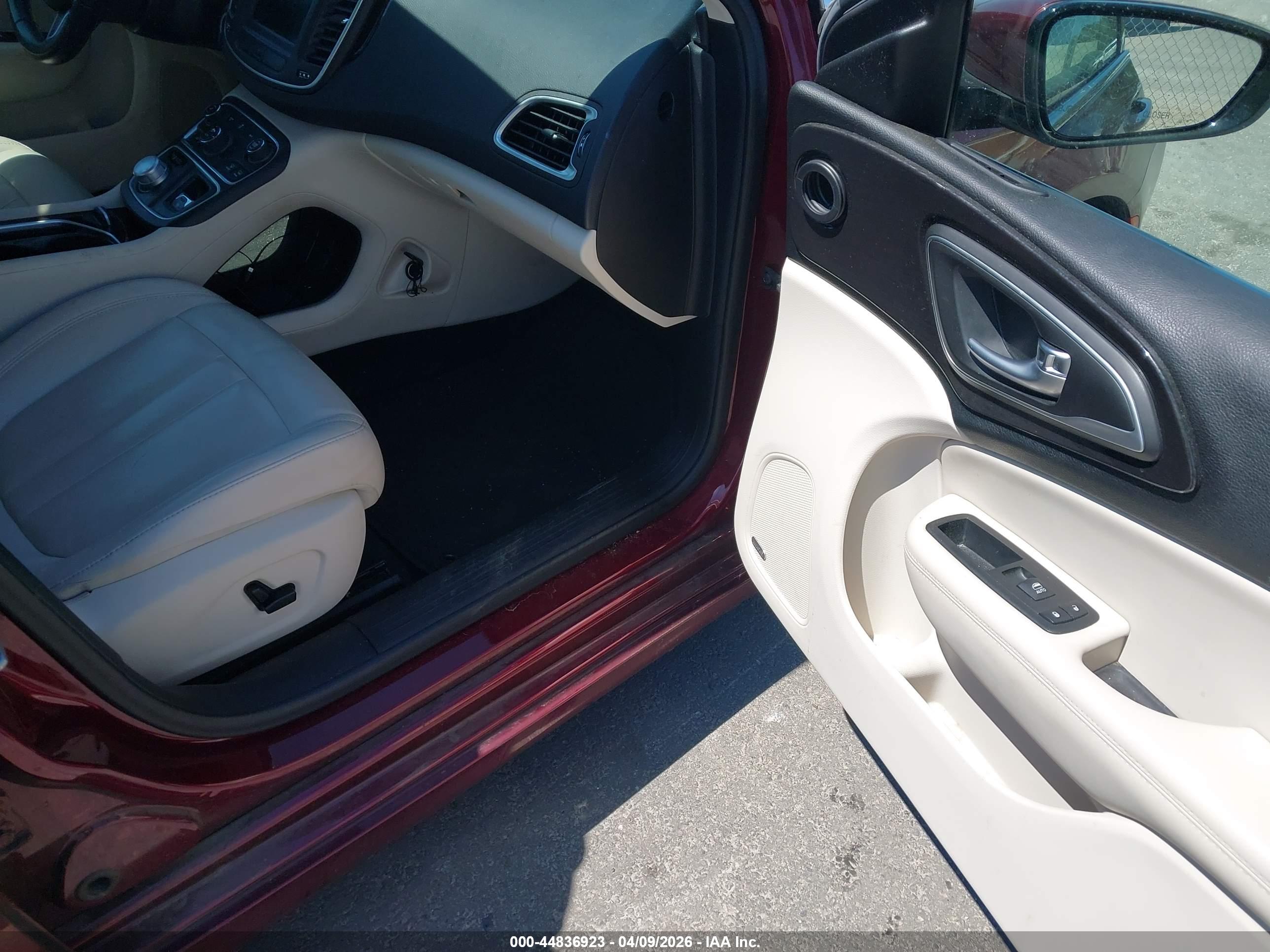CHRYSLER 200 image 5