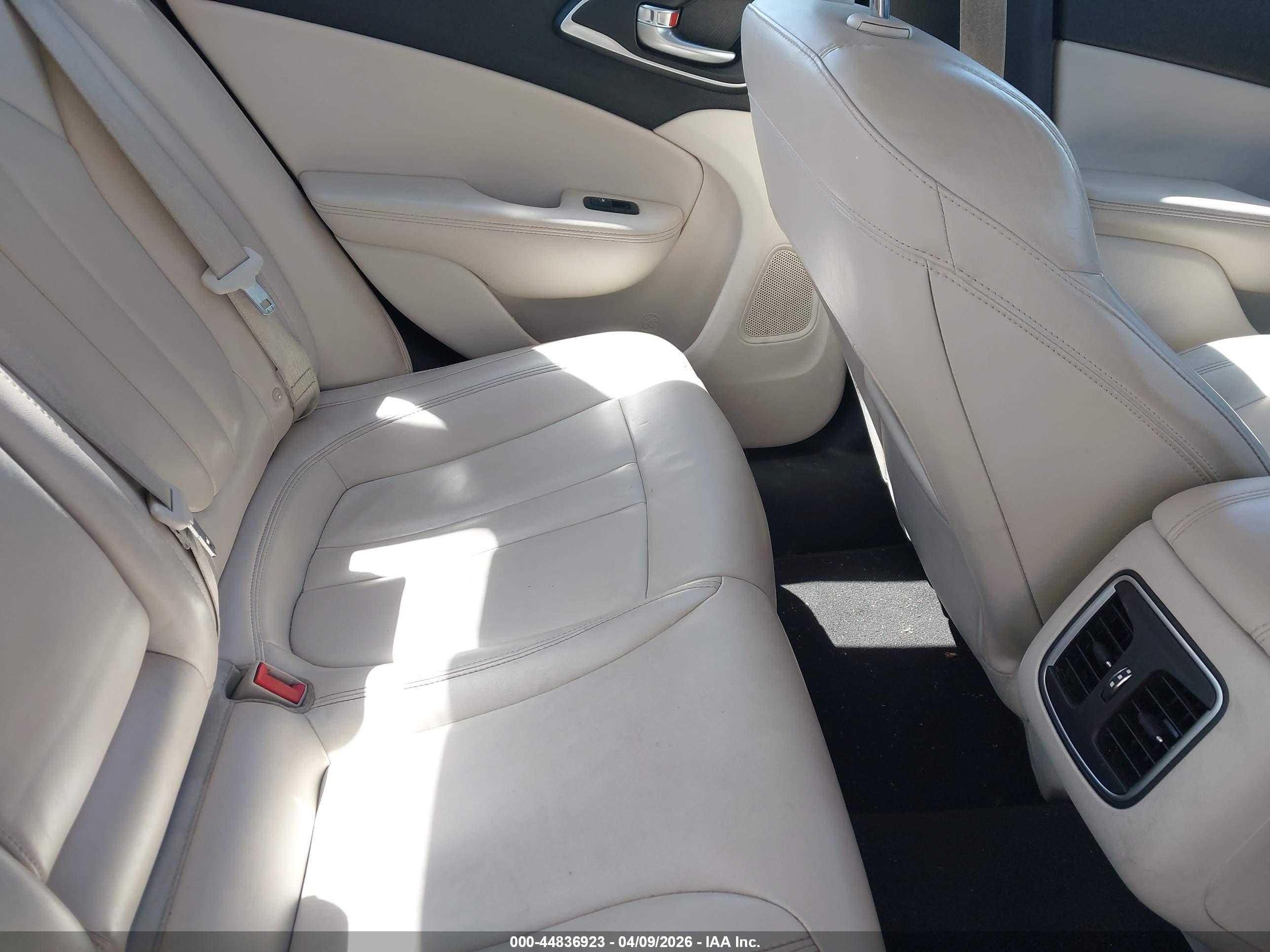 CHRYSLER 200 image 8