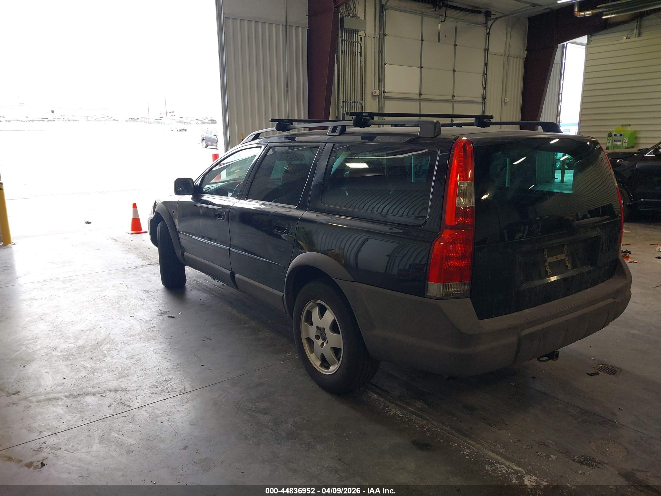 VOLVO XC70 image 3