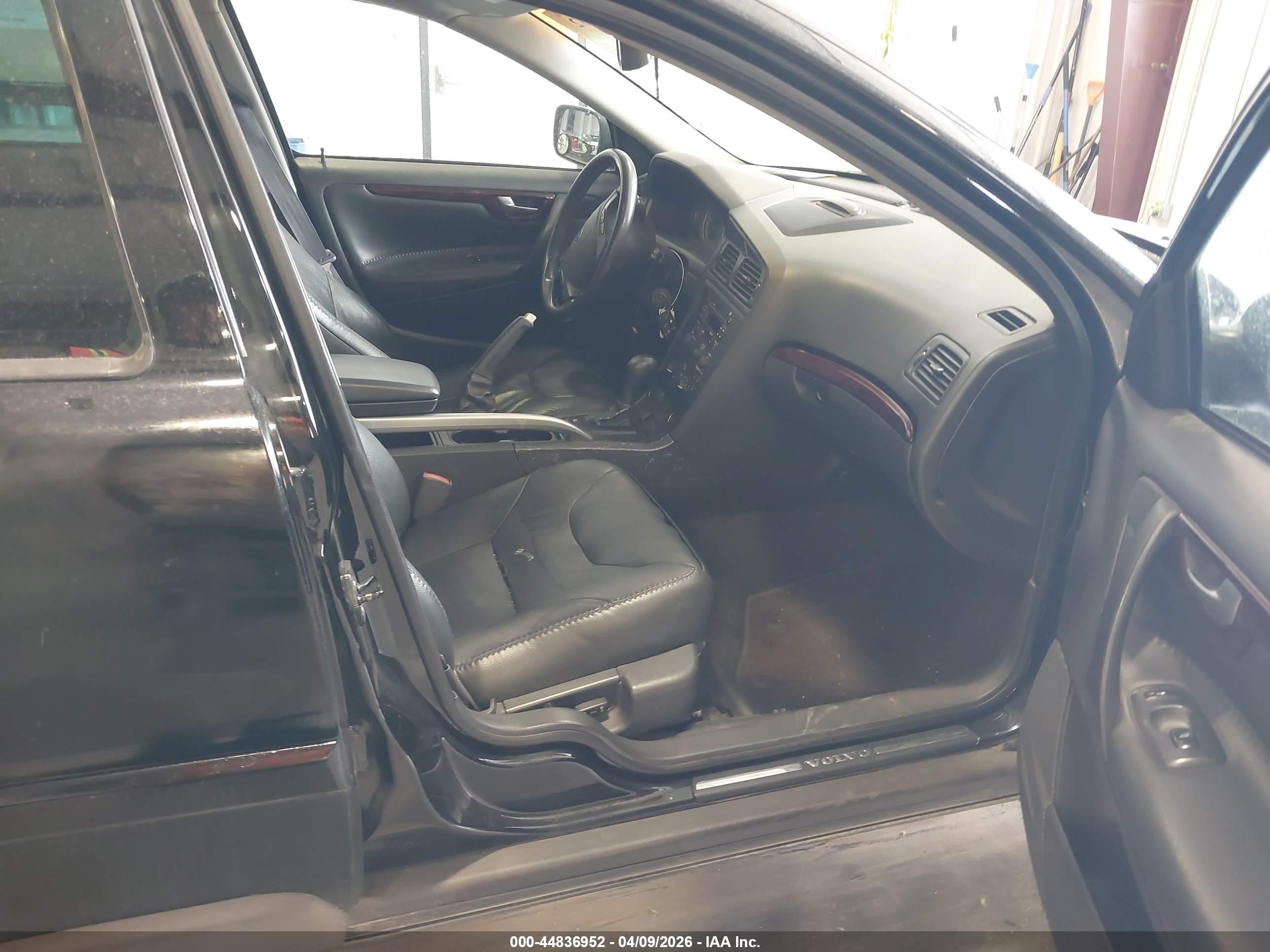 VOLVO XC70 image 5