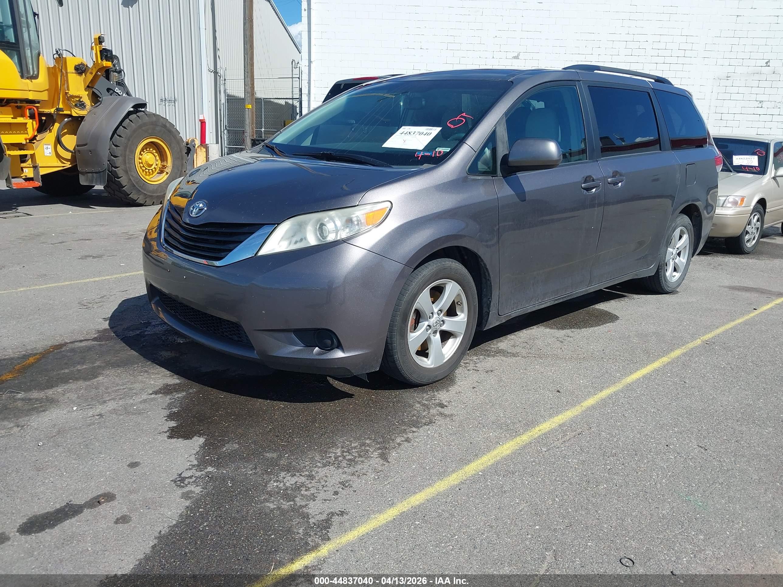 TOYOTA SIENNA image 2