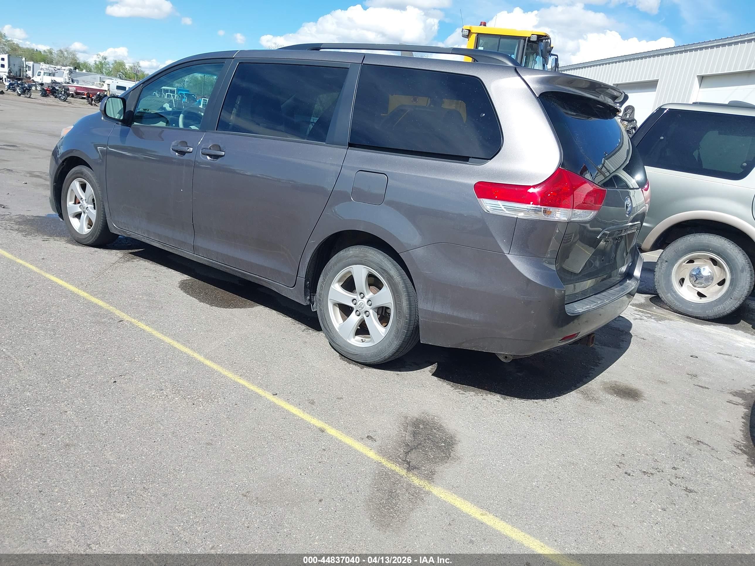 TOYOTA SIENNA image 3