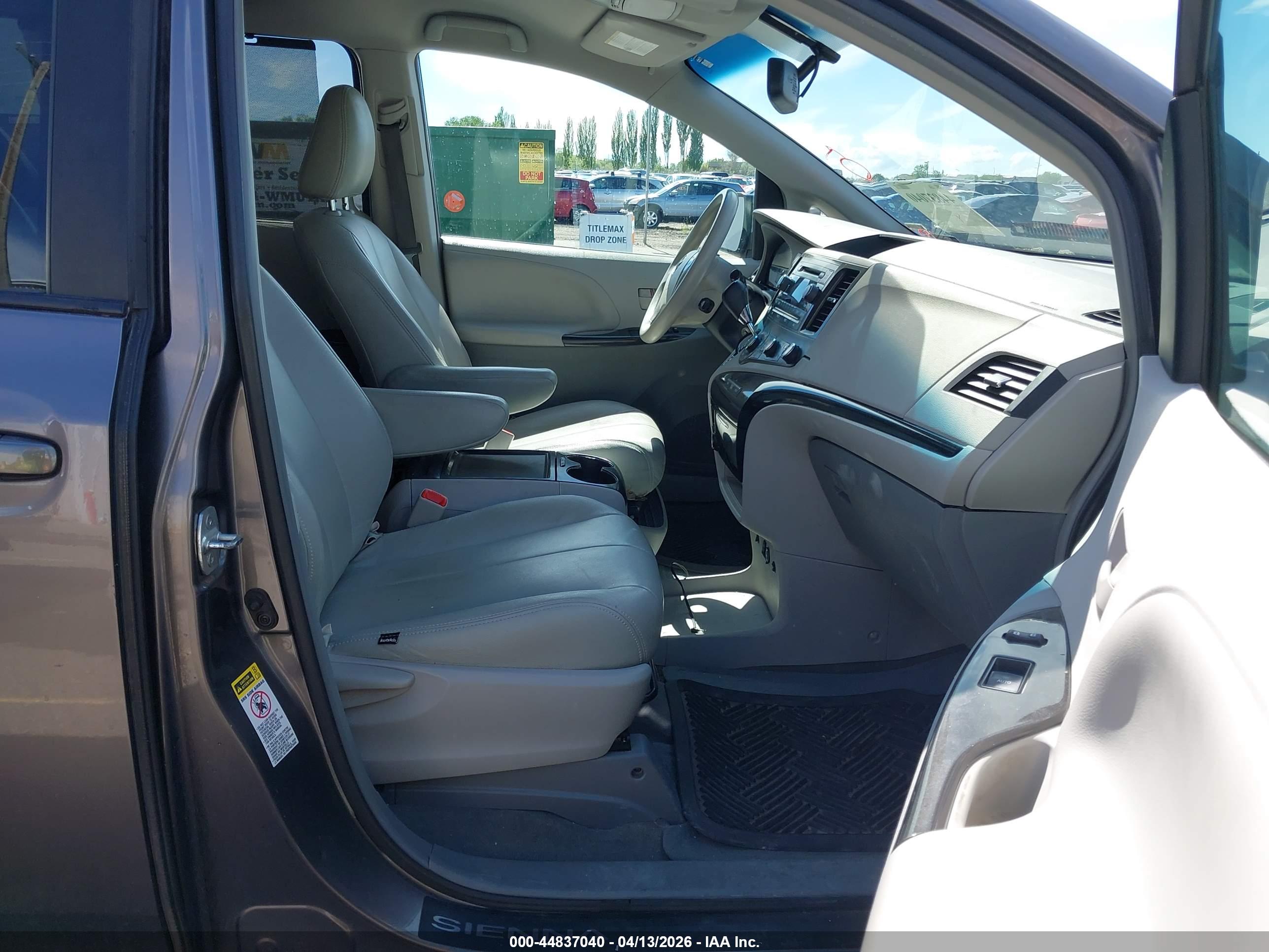 TOYOTA SIENNA image 5