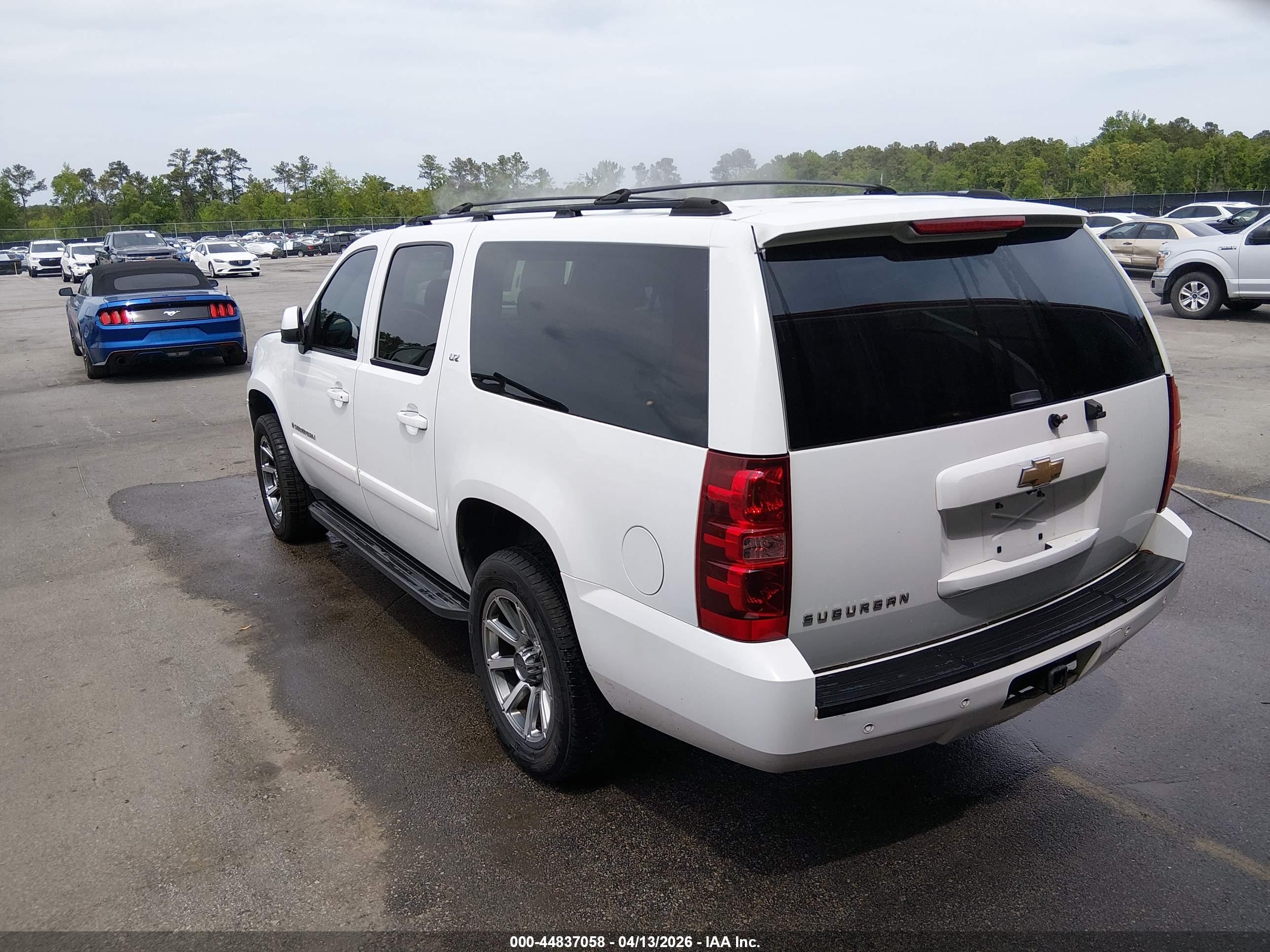 CHEVROLET SUBURBAN image 3