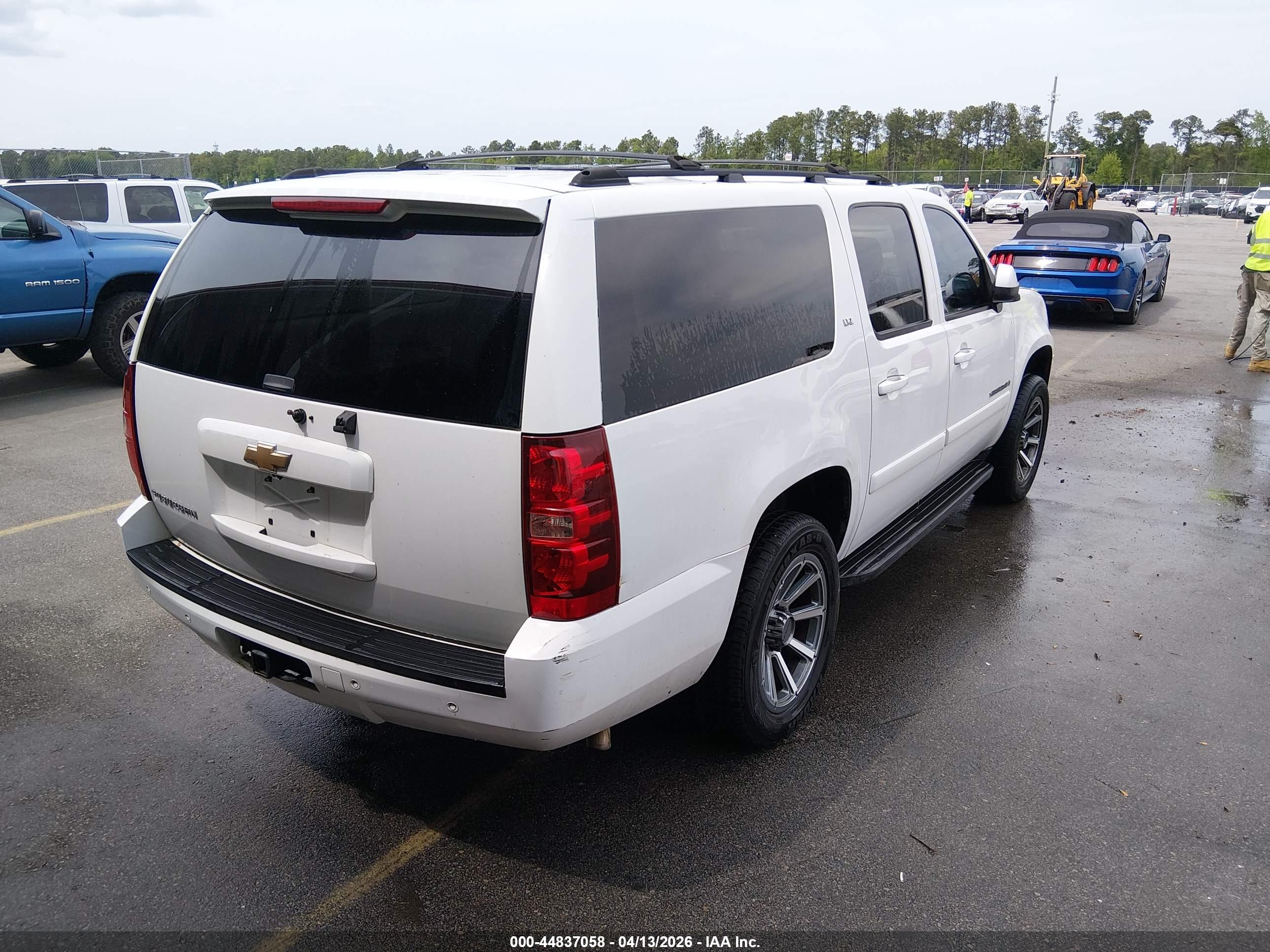 CHEVROLET SUBURBAN image 4