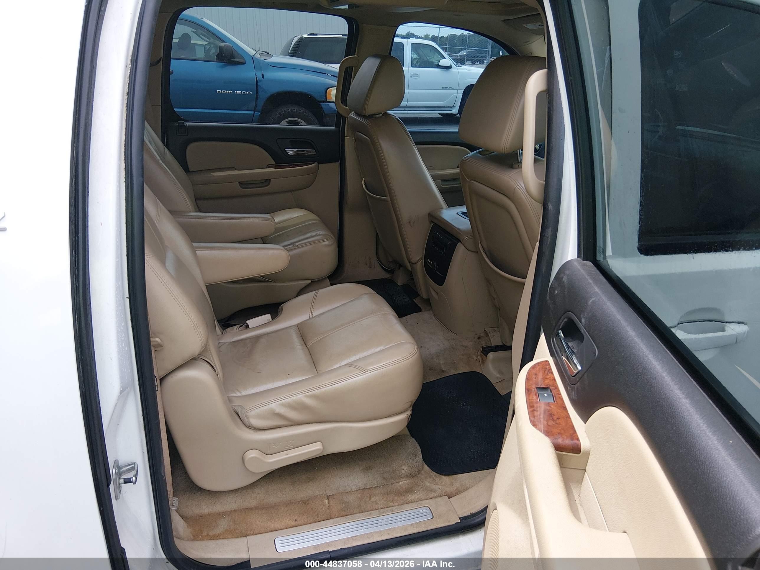 CHEVROLET SUBURBAN image 8