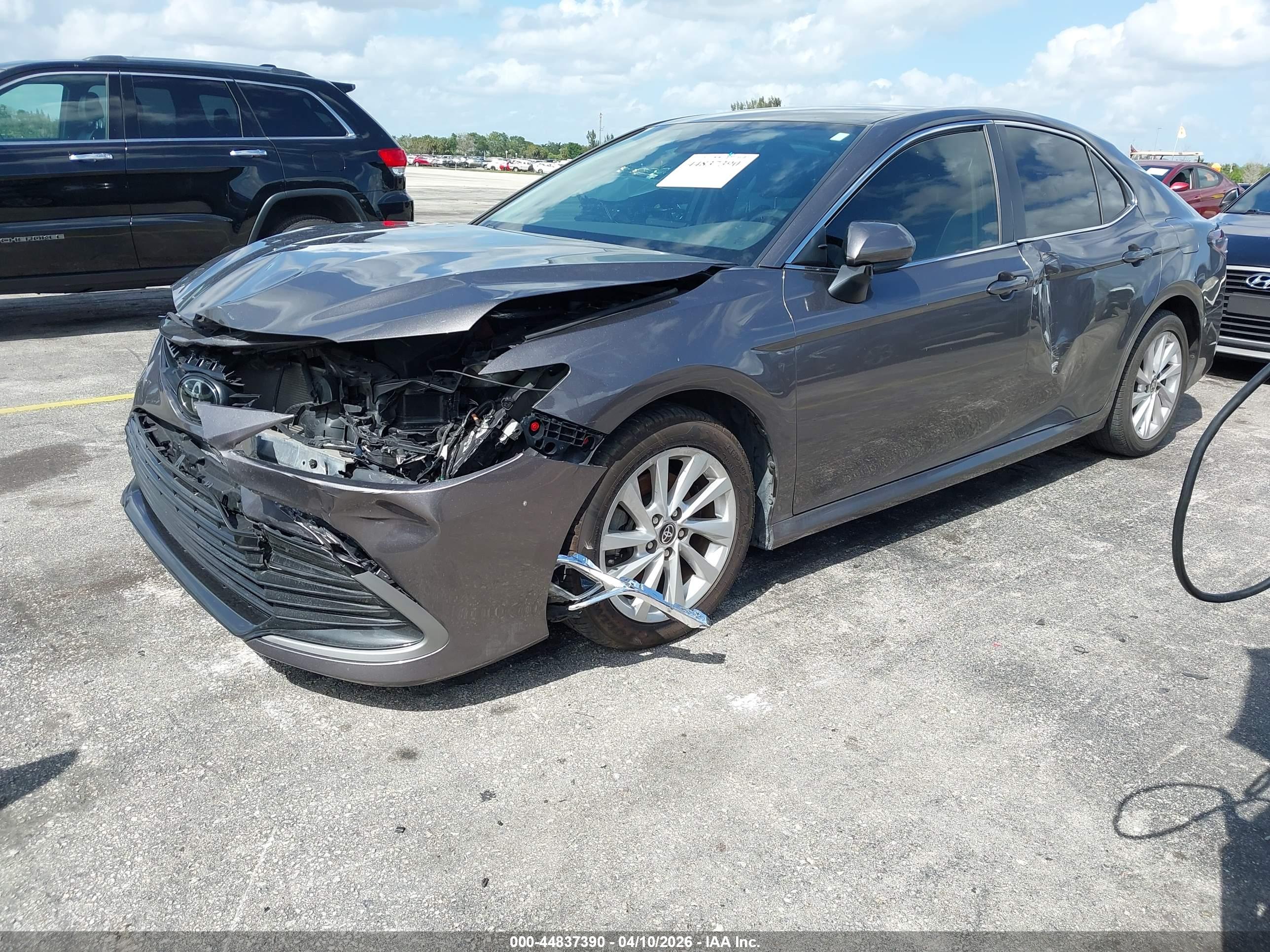 TOYOTA CAMRY image 2