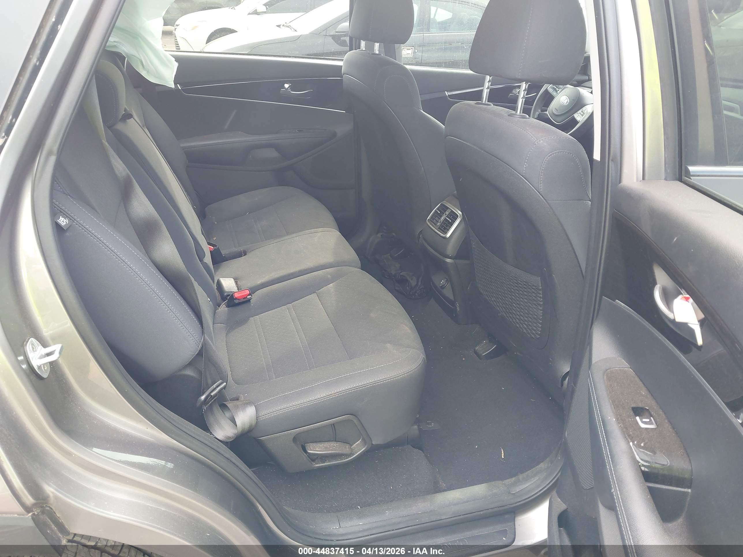 KIA SORENTO image 8