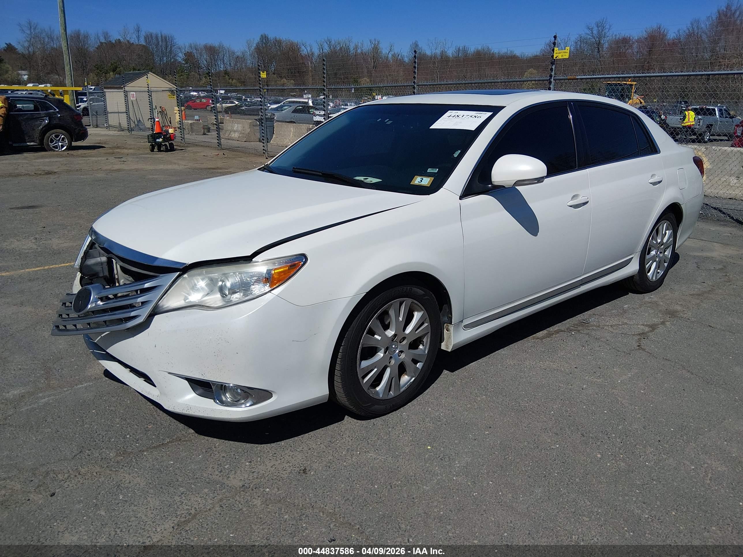 TOYOTA AVALON image 2