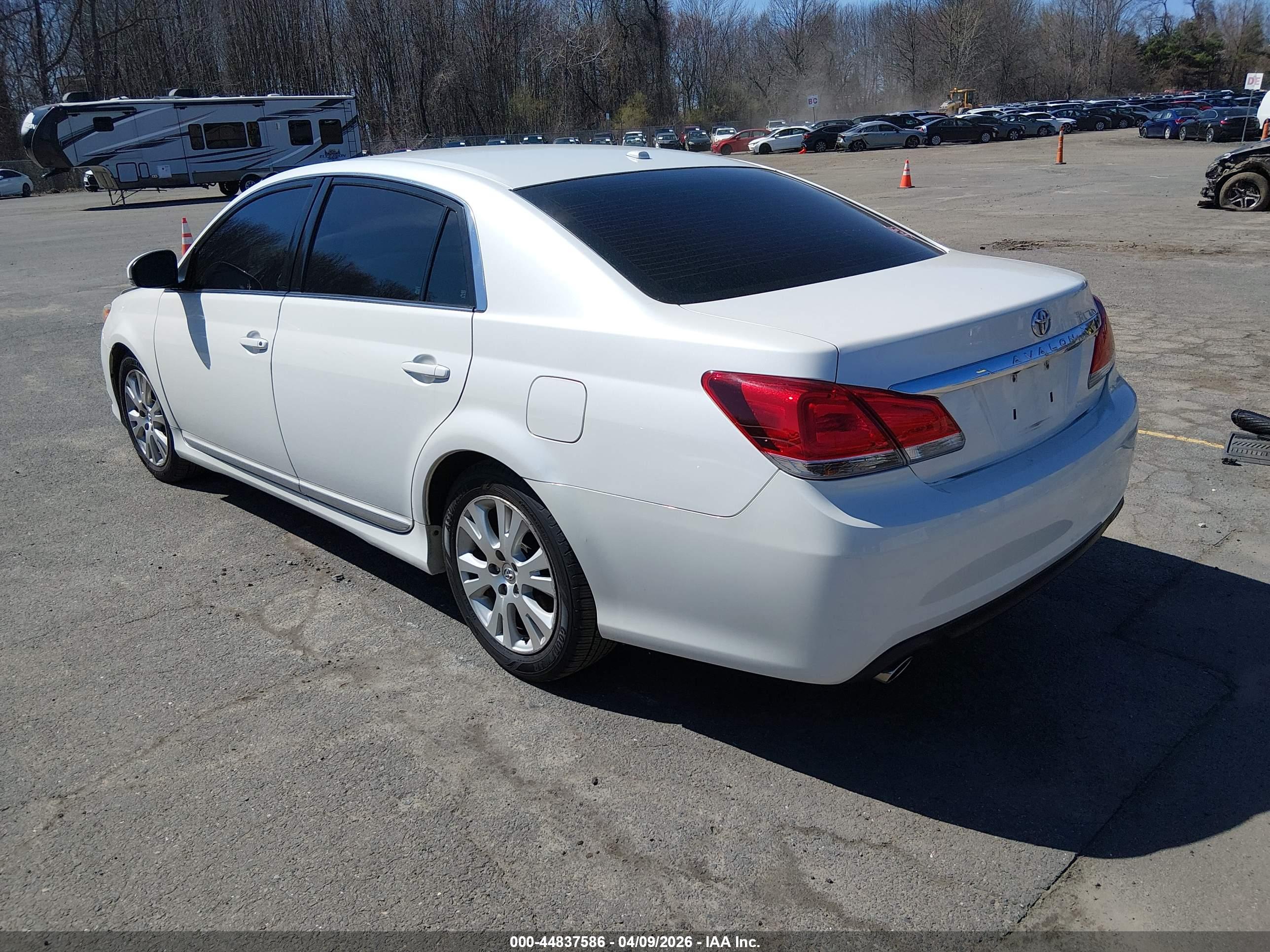 TOYOTA AVALON image 3