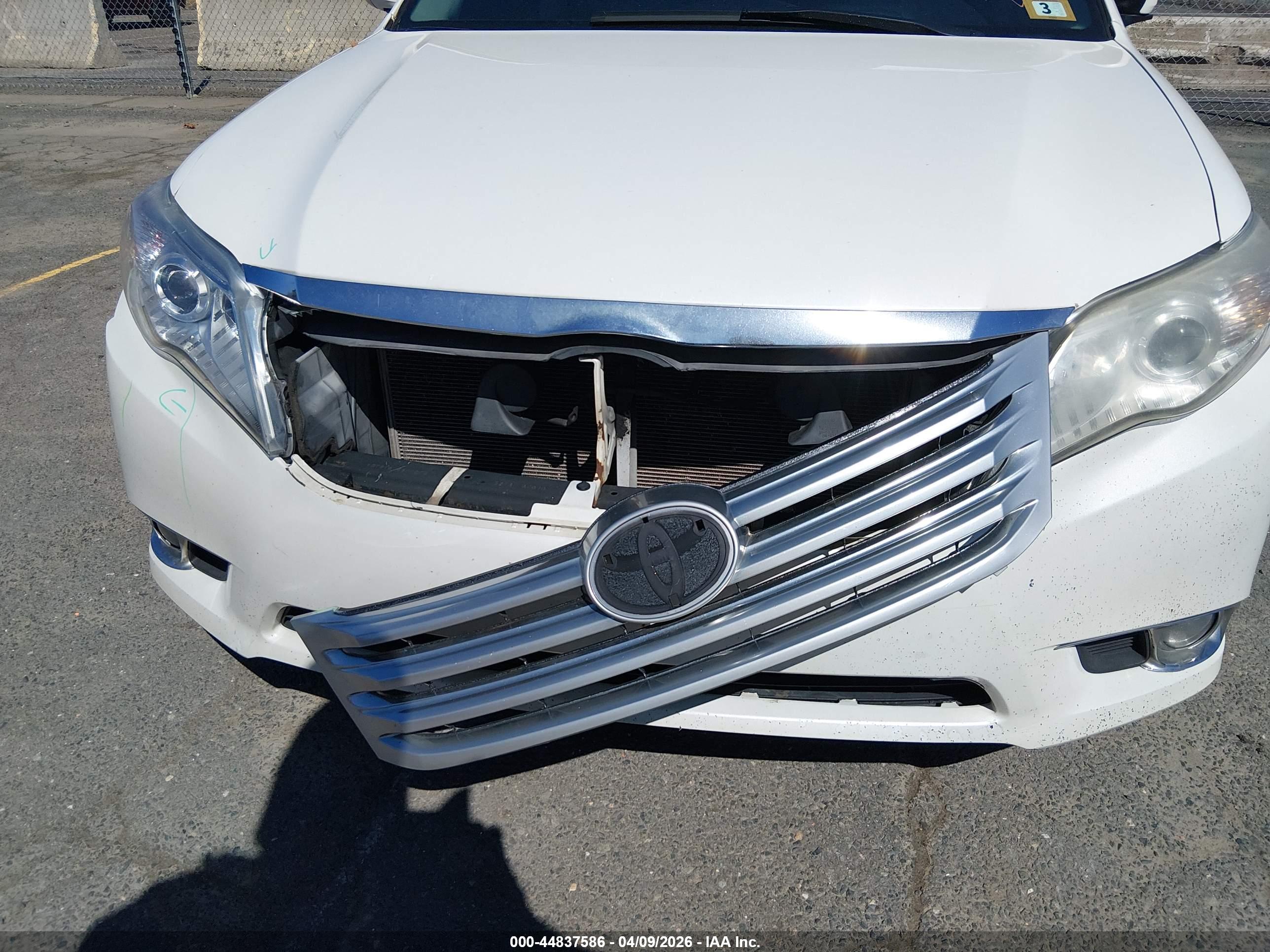 TOYOTA AVALON image 6