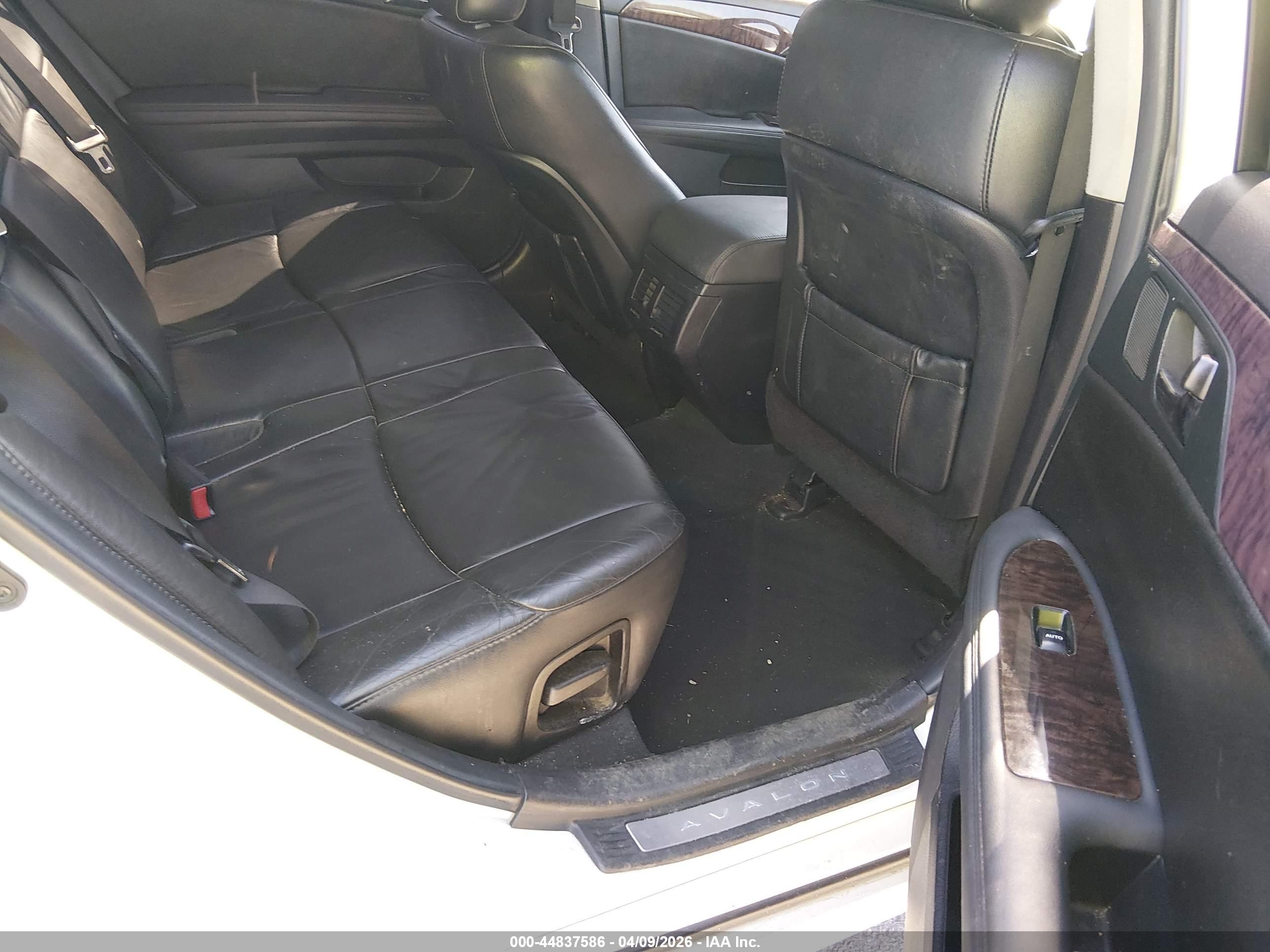 TOYOTA AVALON image 8