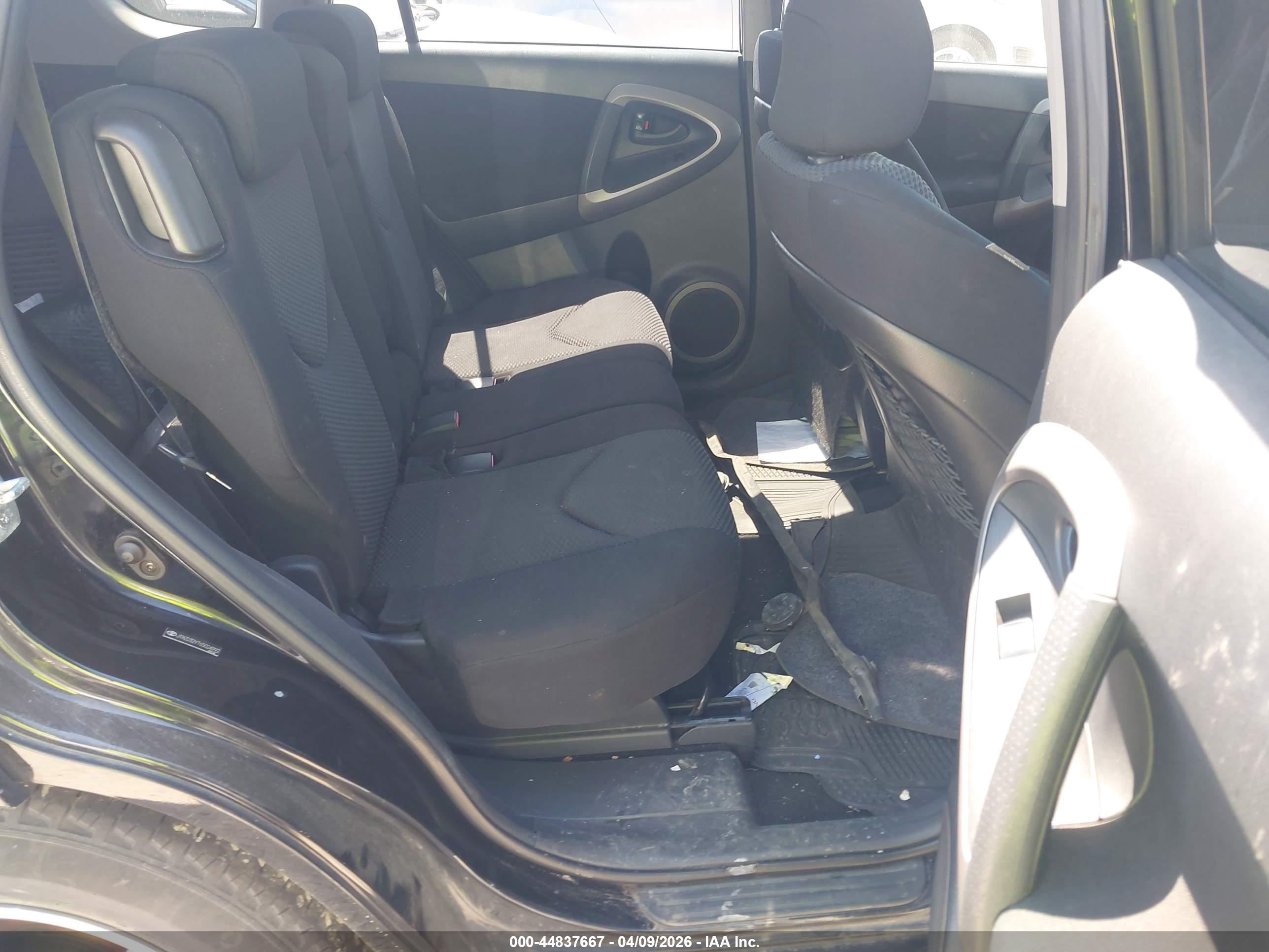 TOYOTA RAV4 image 8