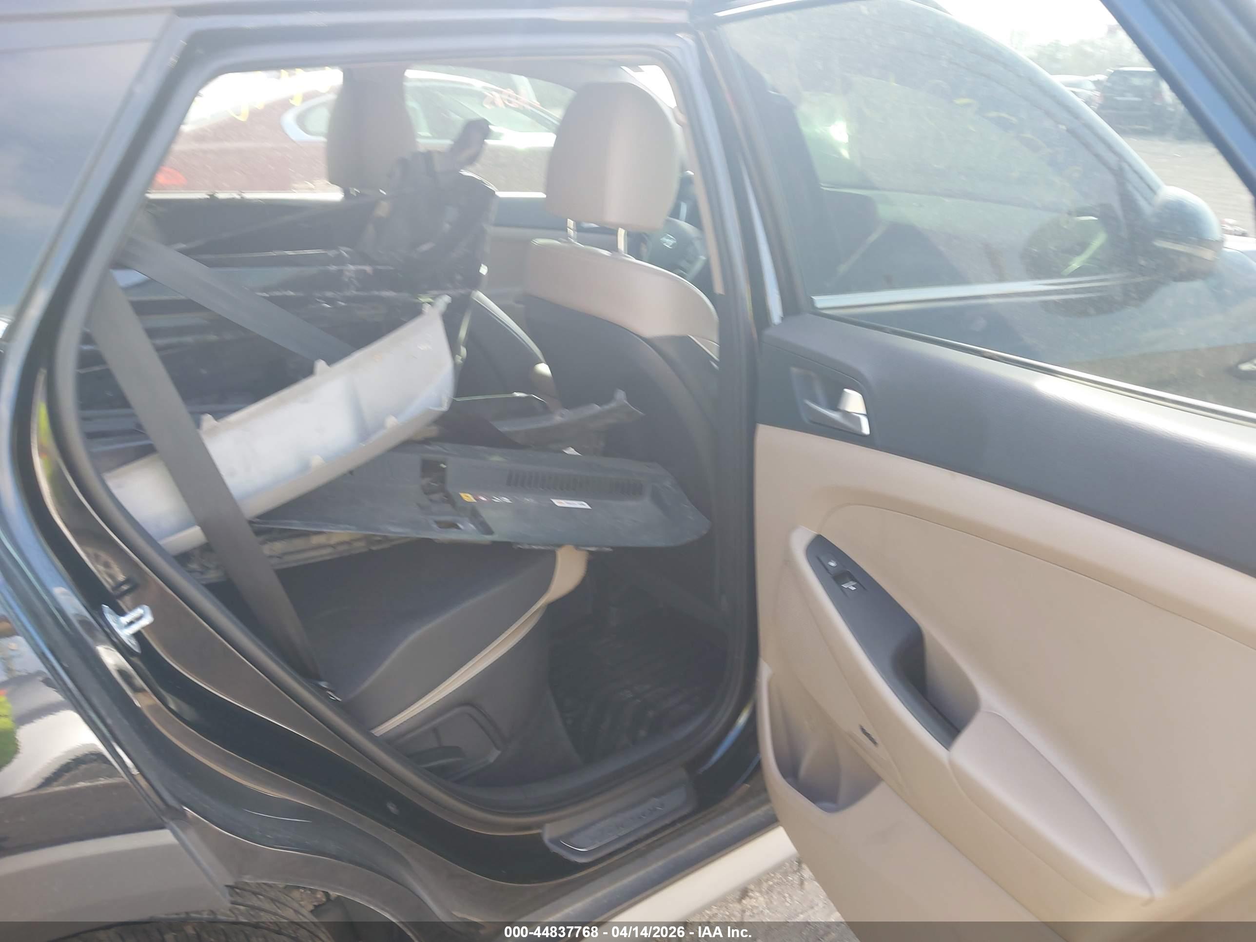 HYUNDAI TUCSON image 8