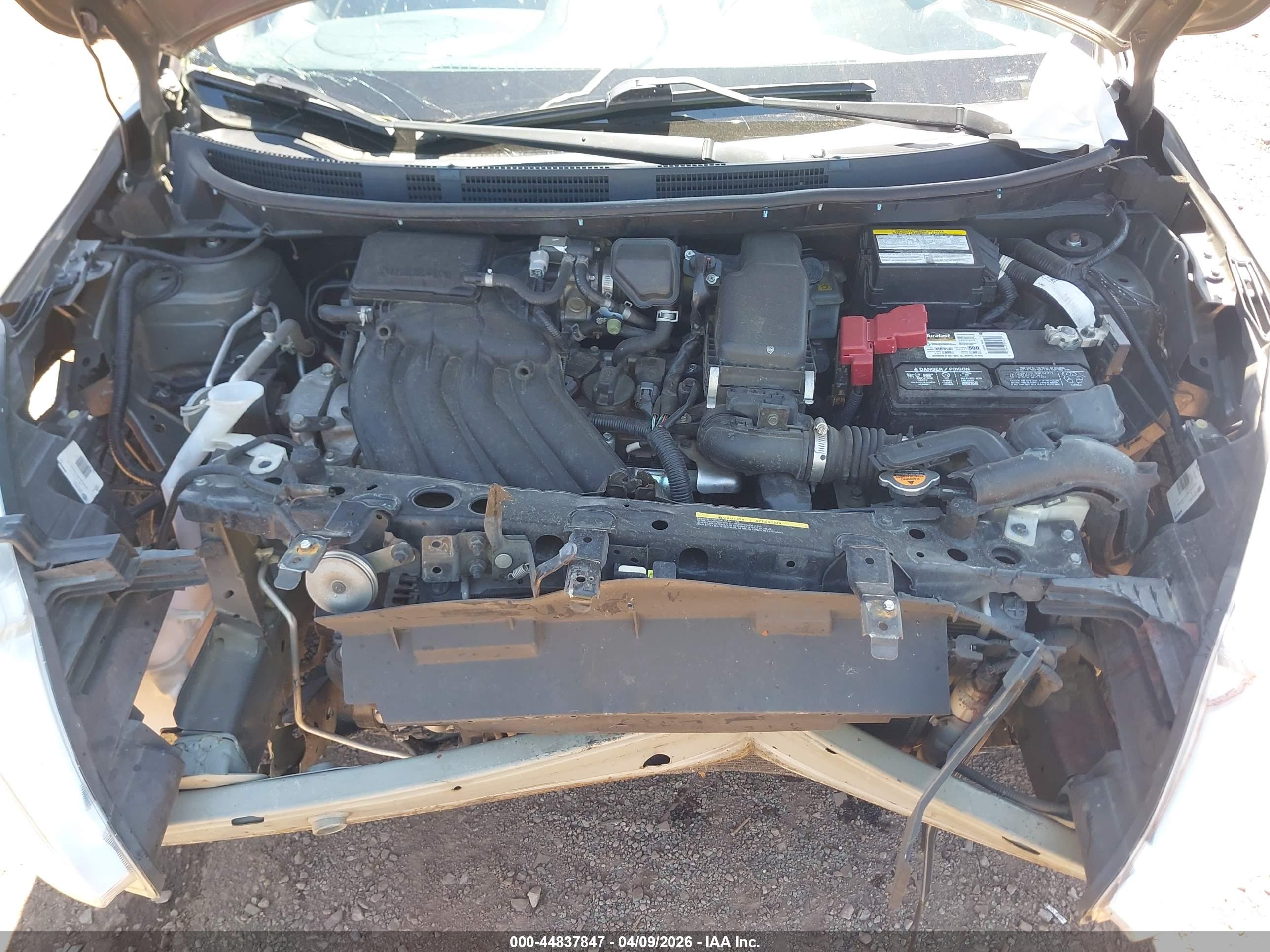 NISSAN VERSA image 10