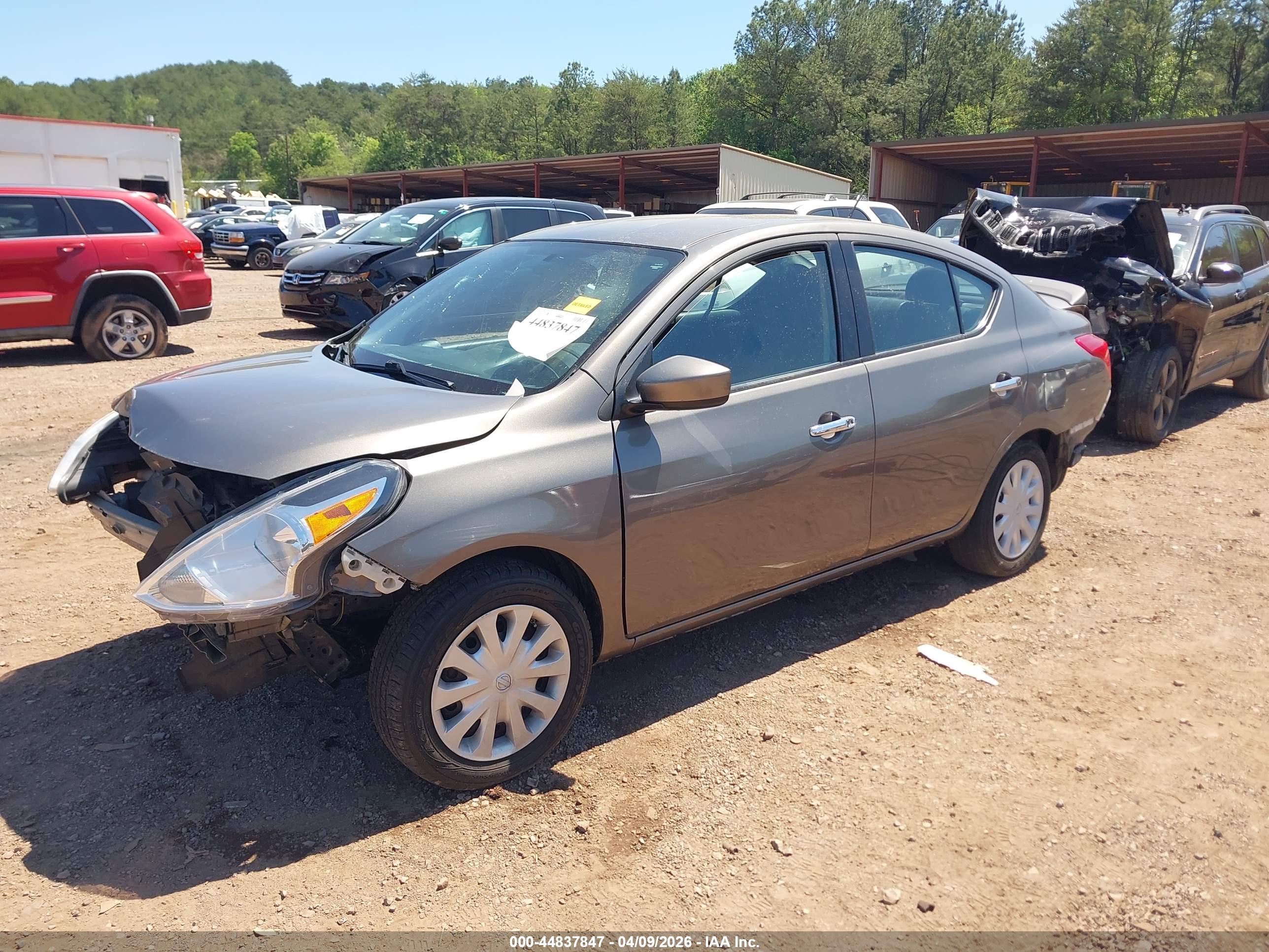 NISSAN VERSA image 2