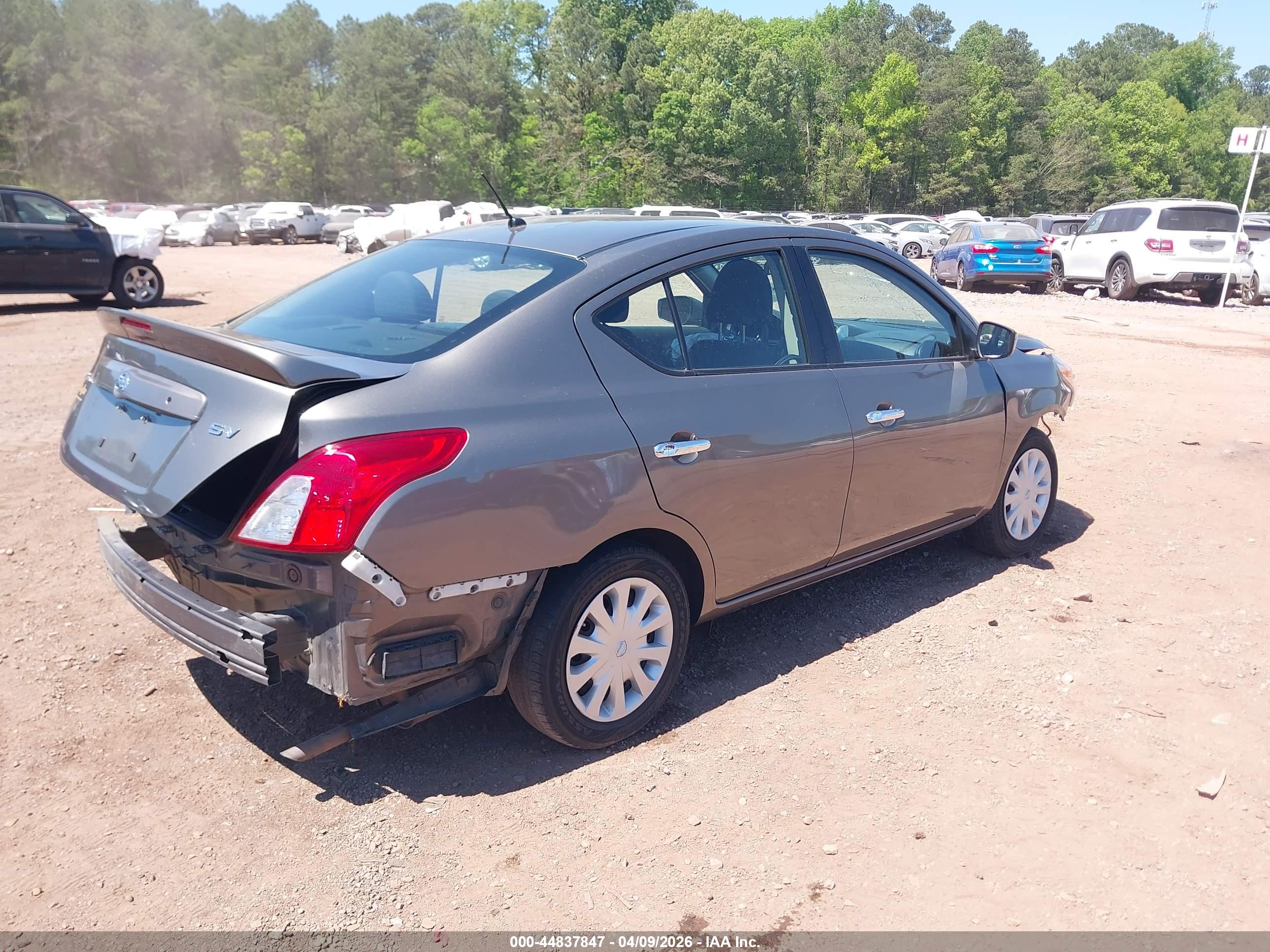NISSAN VERSA image 4