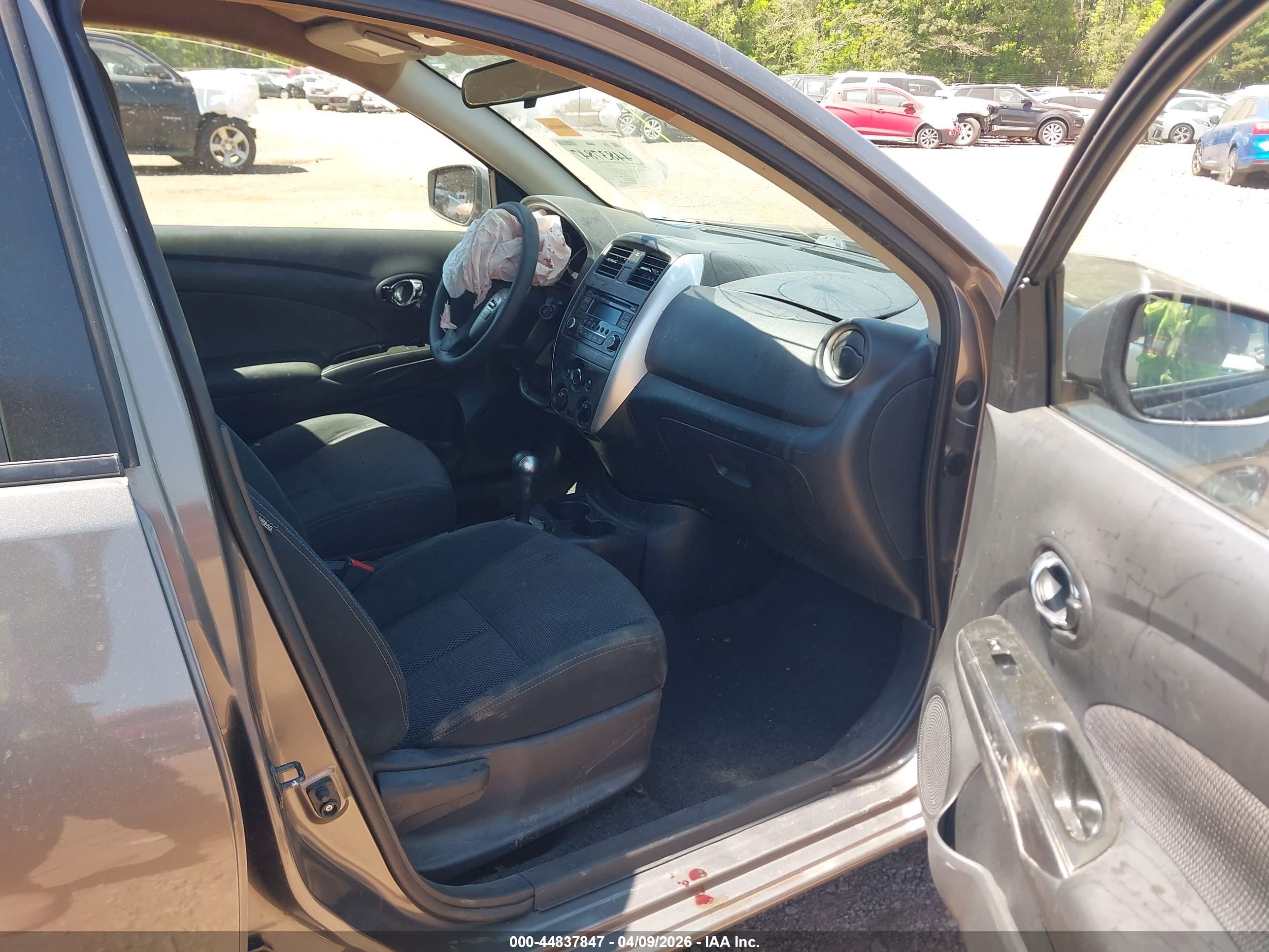 NISSAN VERSA image 5