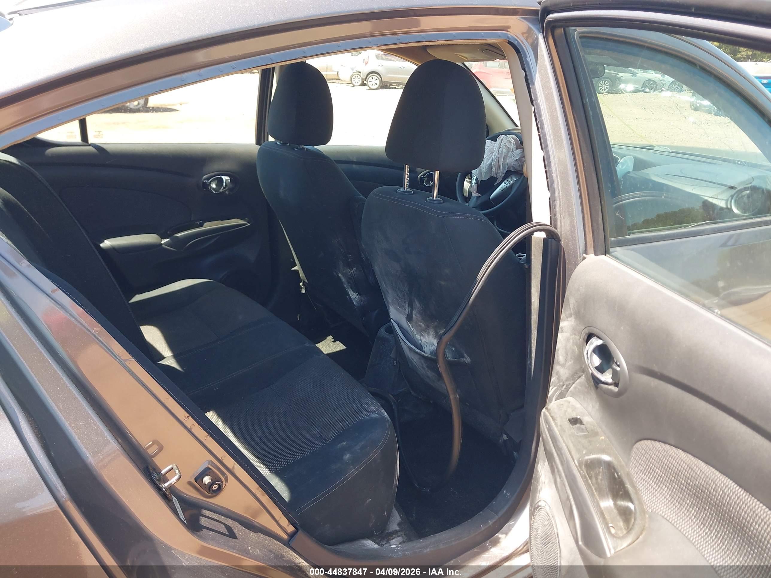NISSAN VERSA image 8