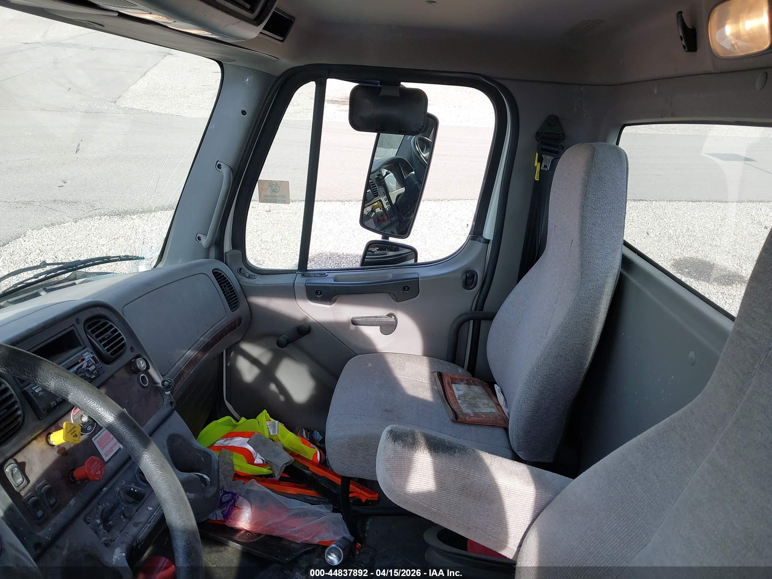 FREIGHTLINER M2 image 7