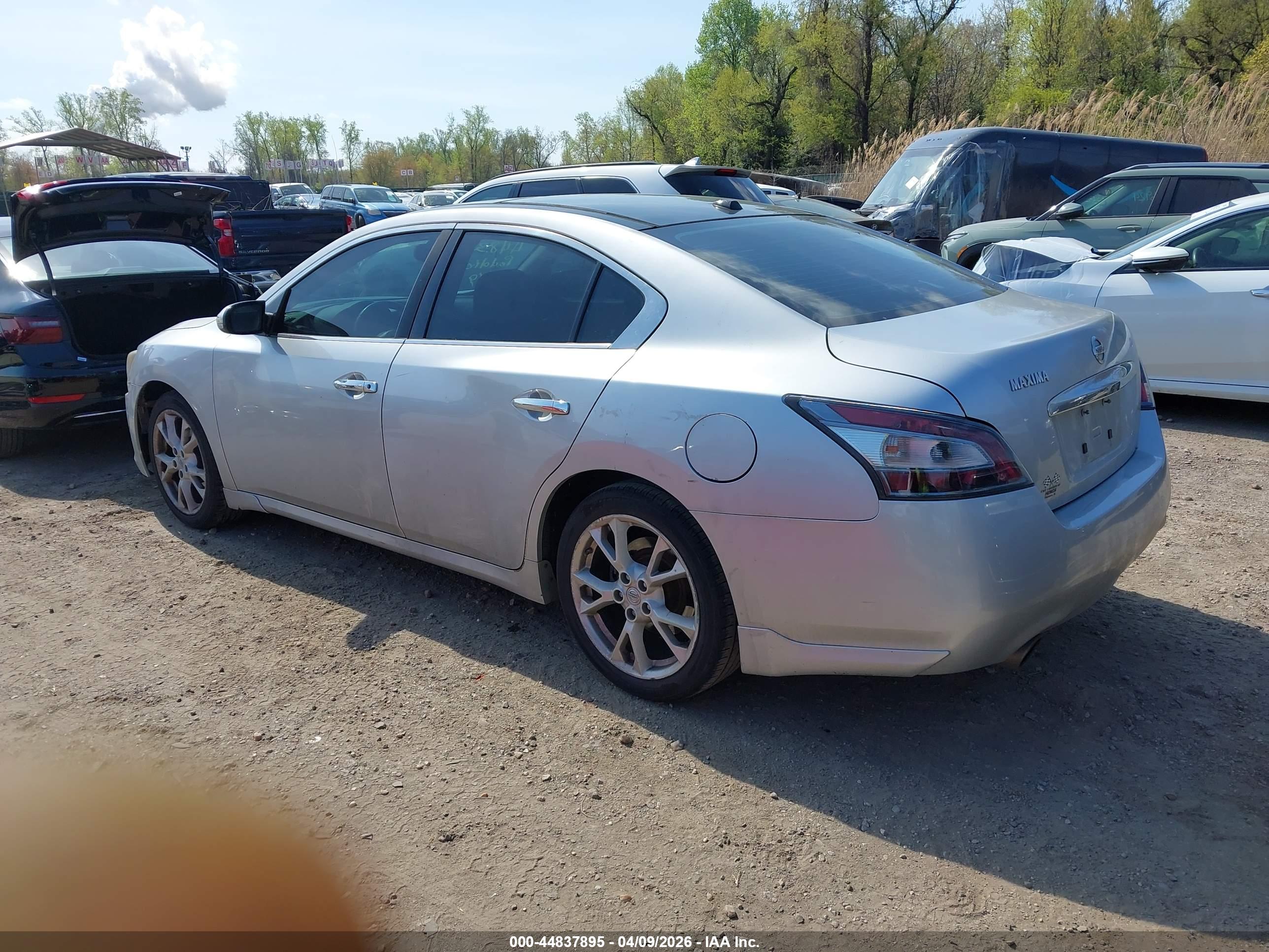 NISSAN MAXIMA image 3