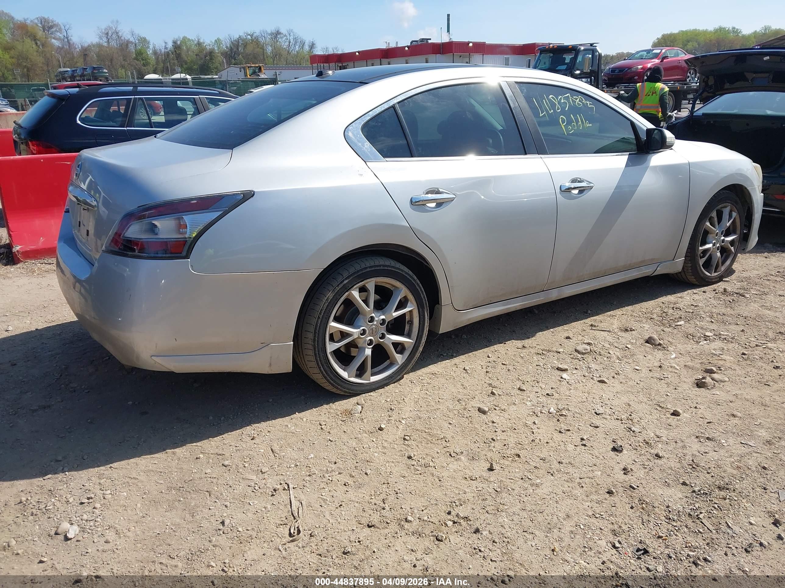 NISSAN MAXIMA image 4