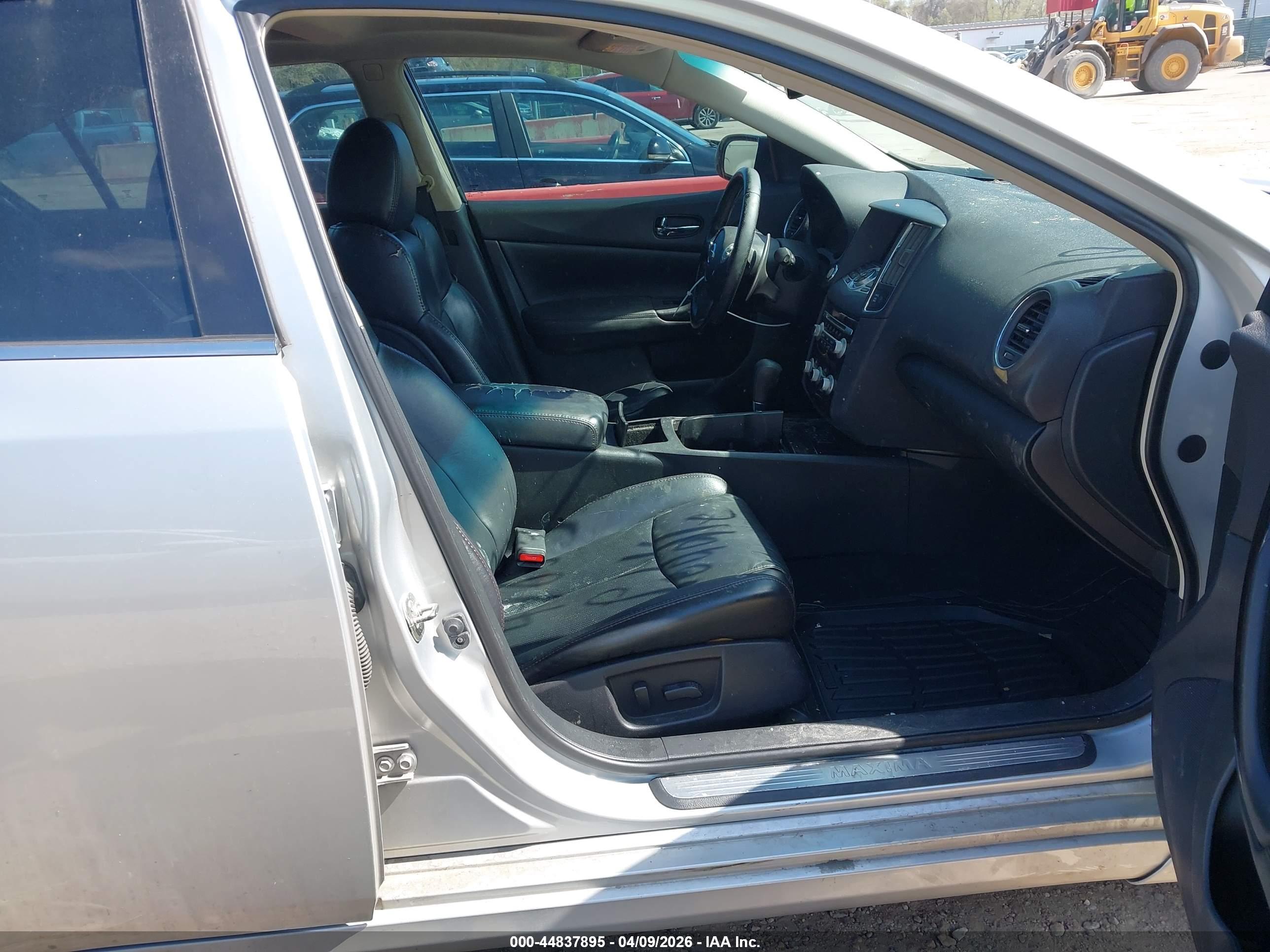 NISSAN MAXIMA image 5