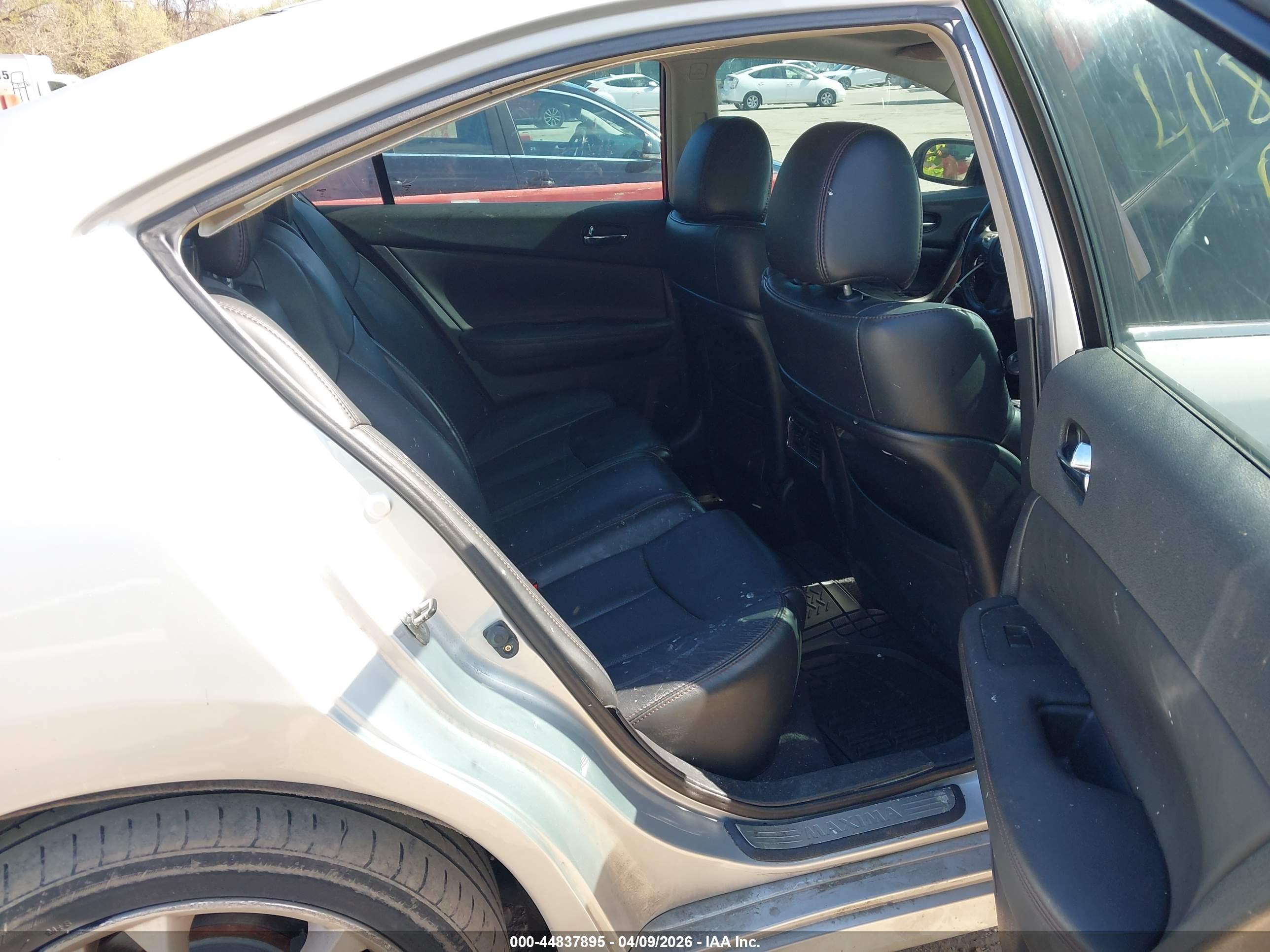 NISSAN MAXIMA image 8