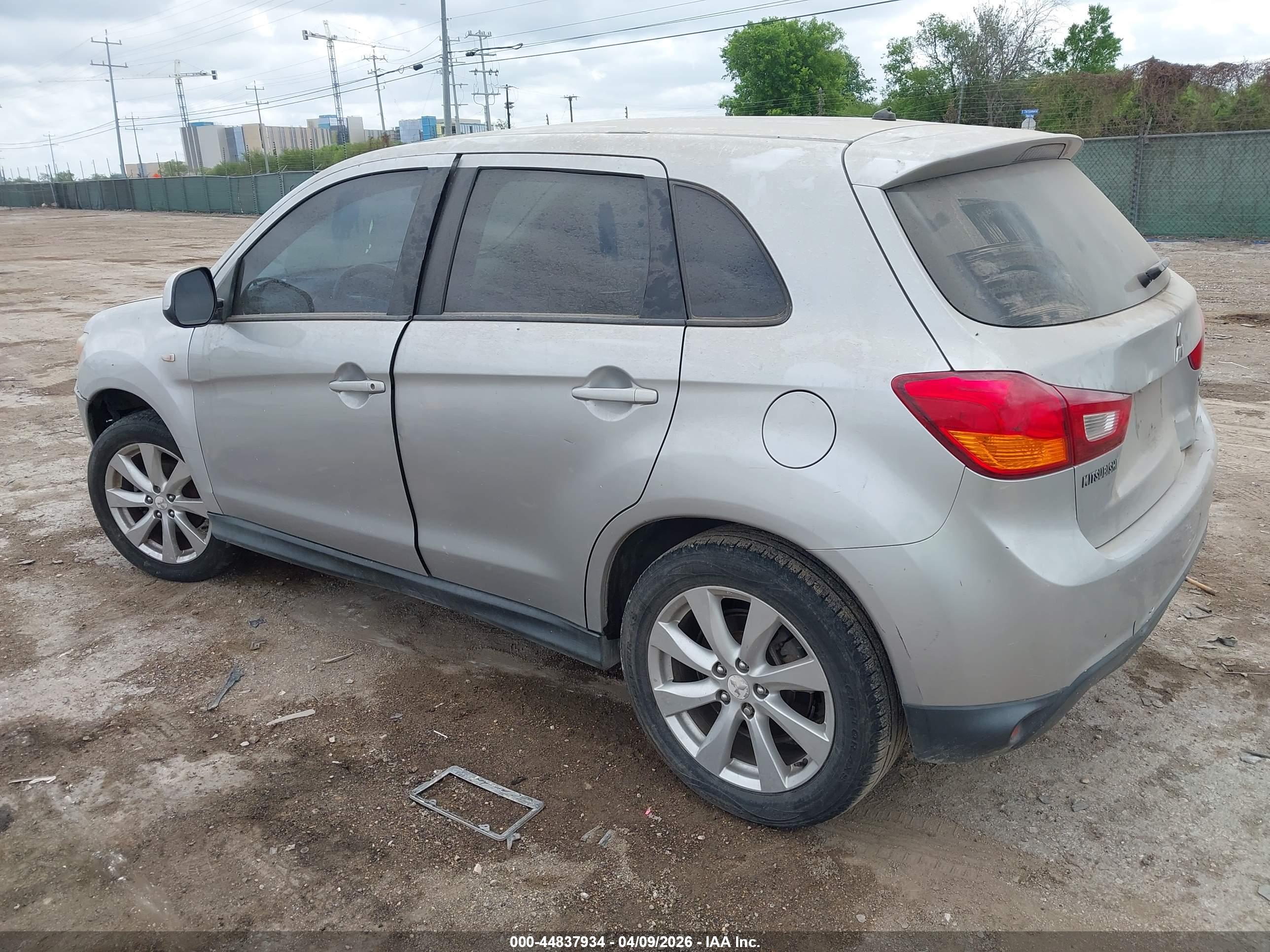 MITSUBISHI OUTLANDER image 3