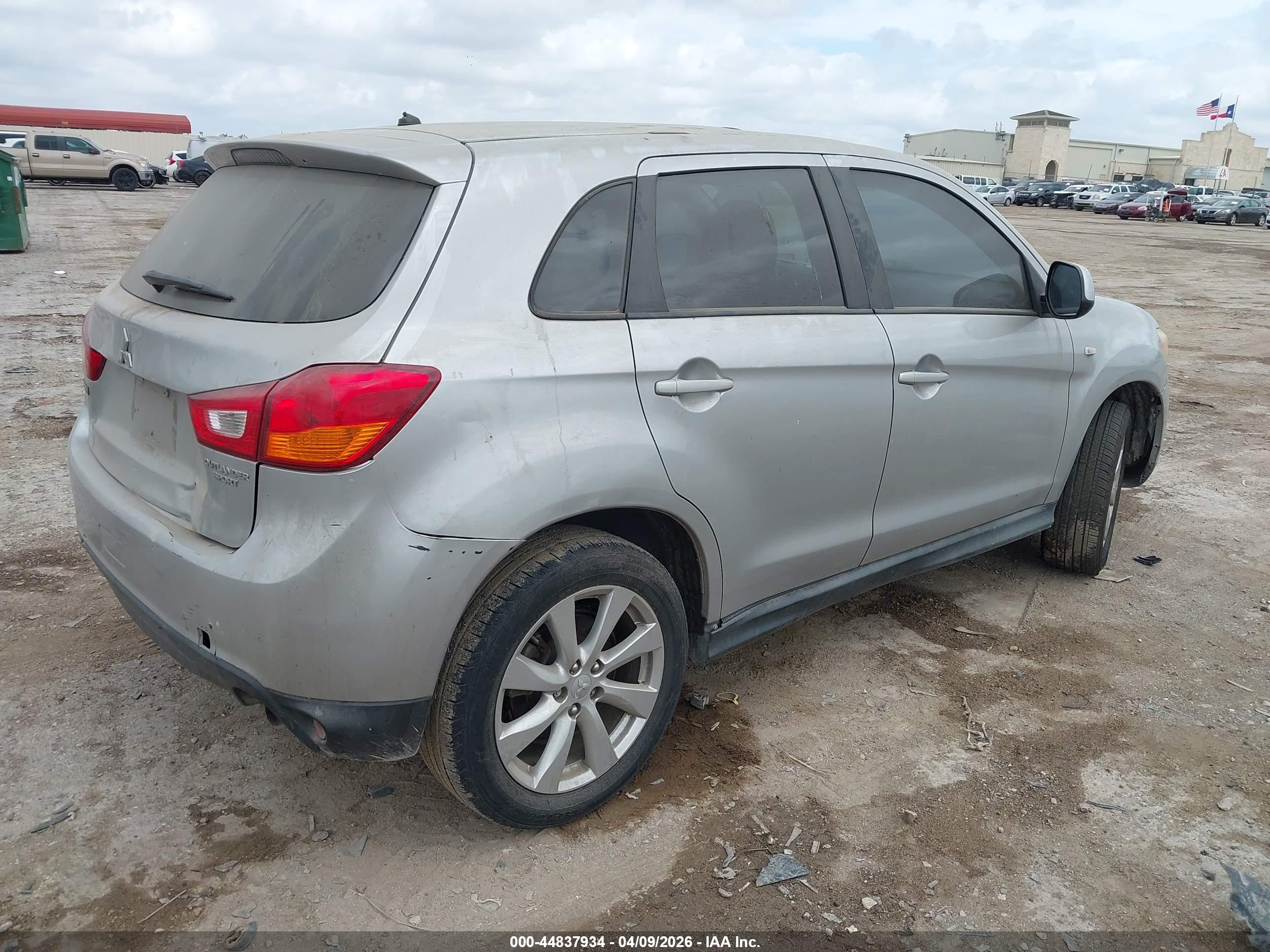 MITSUBISHI OUTLANDER image 4